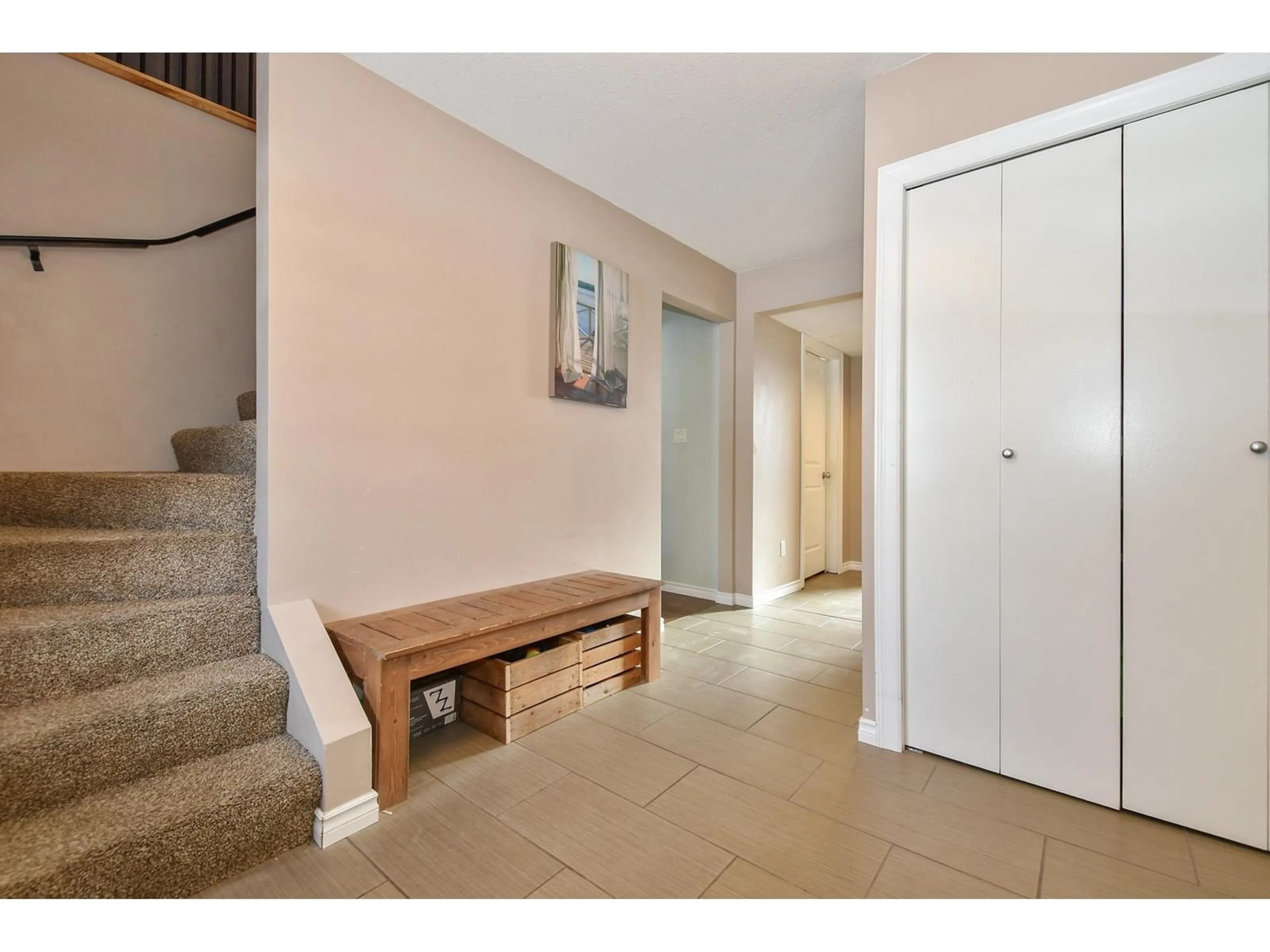 Indoor entryway for 34620 PEARL AVENUE, Abbotsford British Columbia V2S2V8