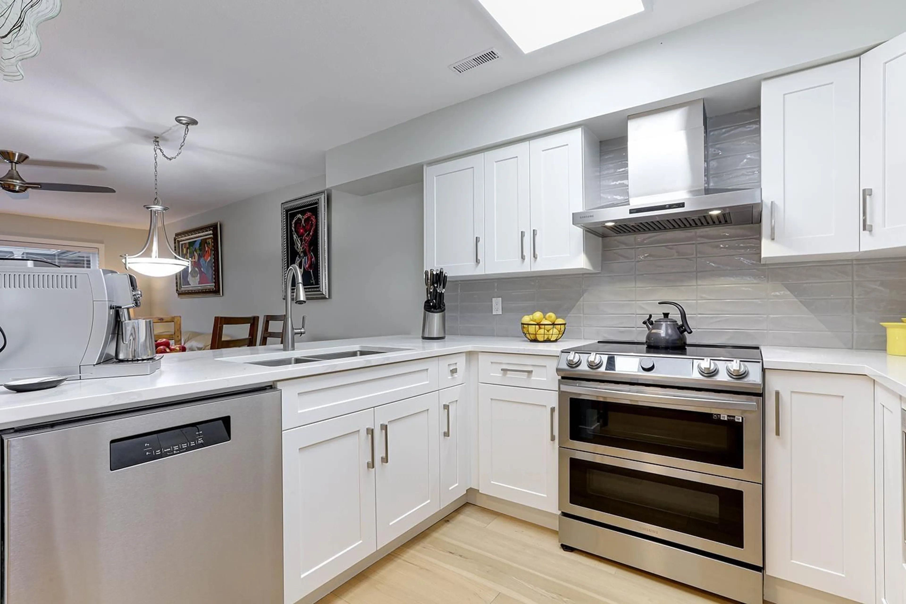 Contemporary kitchen, unknown for 111 13959 16 AVENUE, Surrey British Columbia V4A1P8