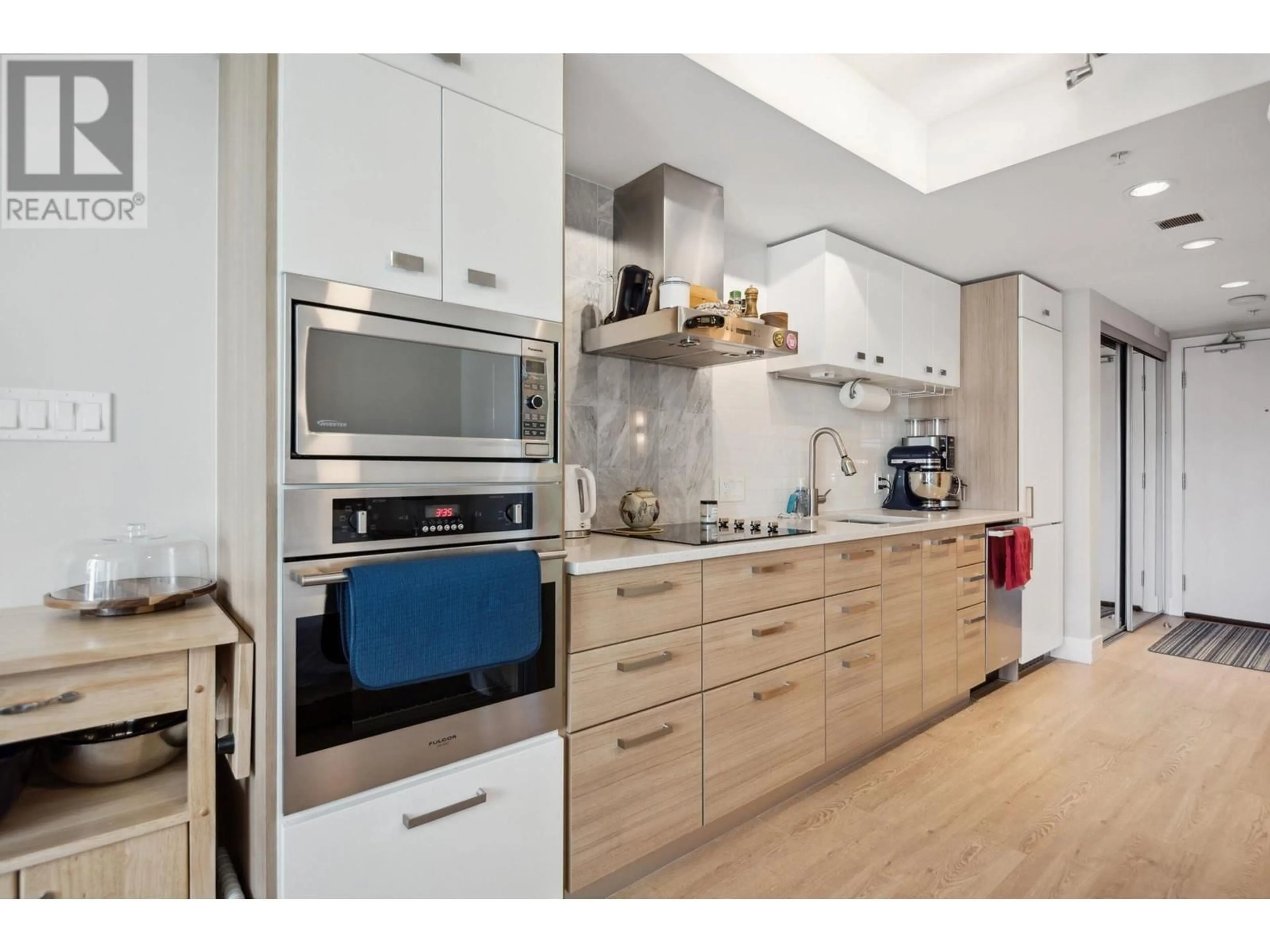 Contemporary kitchen, wood/laminate floor for 623 1783 MANITOBA STREET, Vancouver British Columbia V5Y0K1