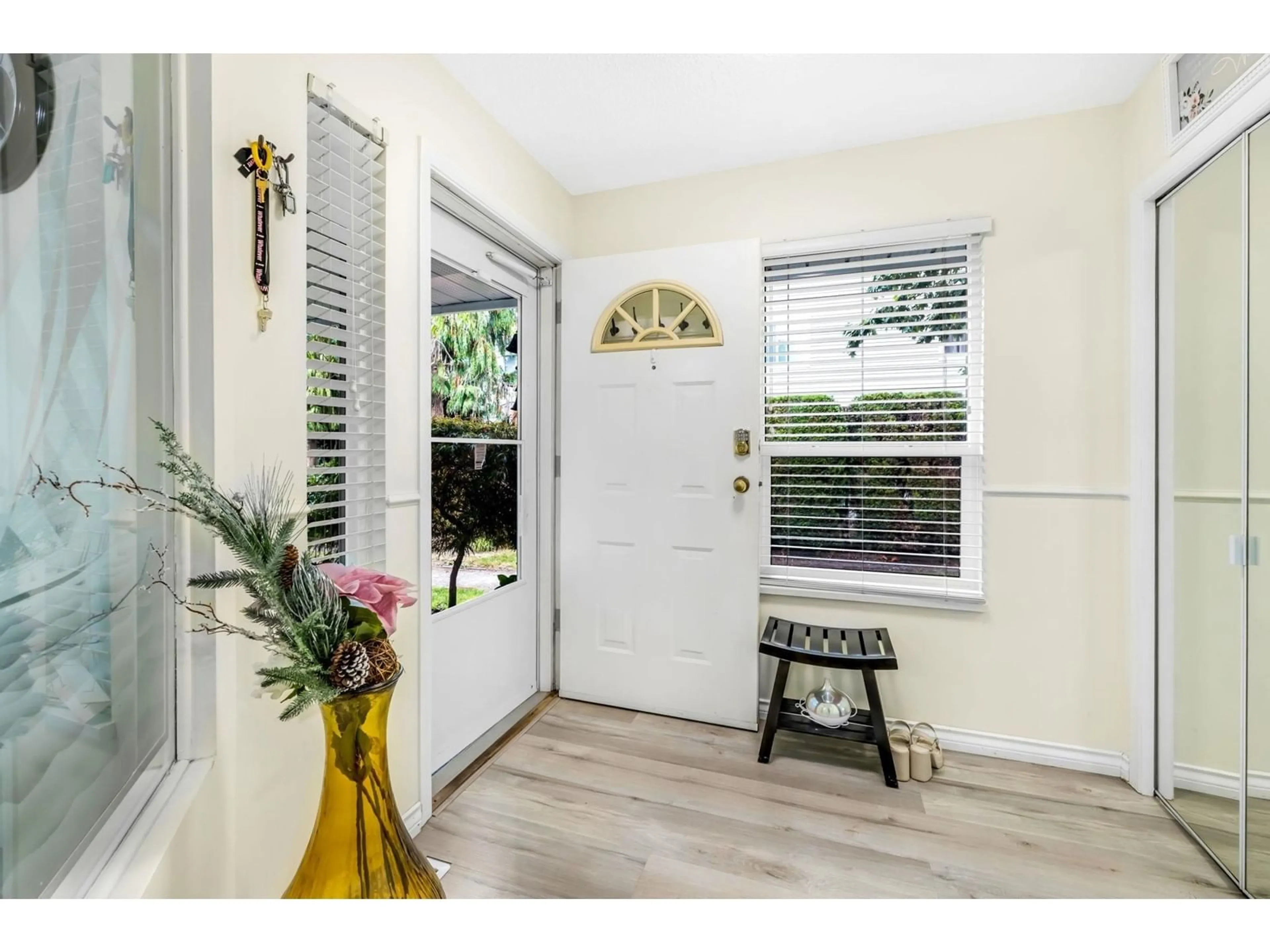 Indoor entryway for 17 - 6478 121, Surrey British Columbia V3W0Y5