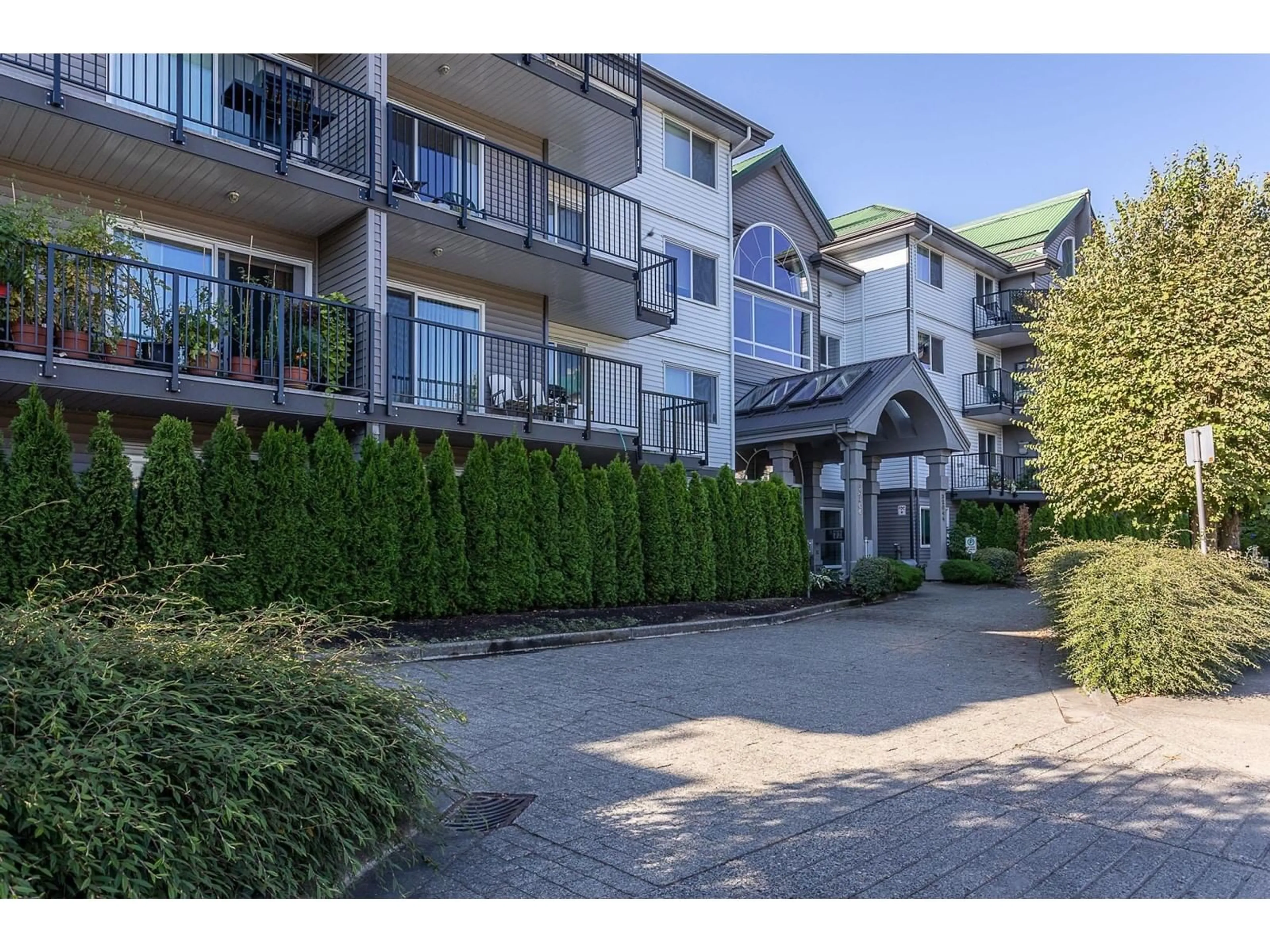 Patio, mountain view for 207 32044 OLD YALE ROAD, Abbotsford British Columbia V2T2C9