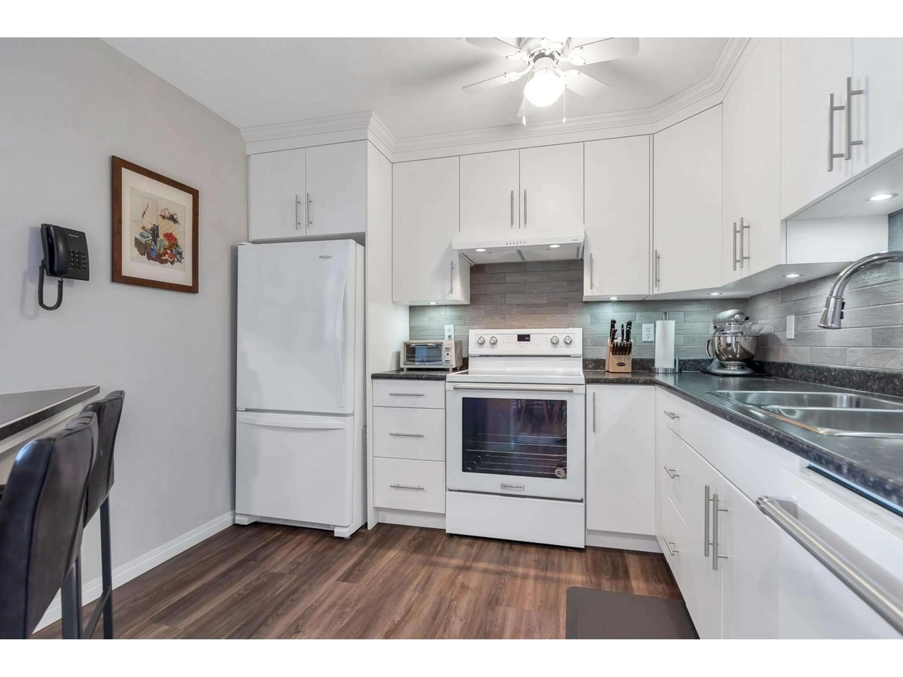 Standard kitchen, unknown for 207 32044 OLD YALE ROAD, Abbotsford British Columbia V2T2C9