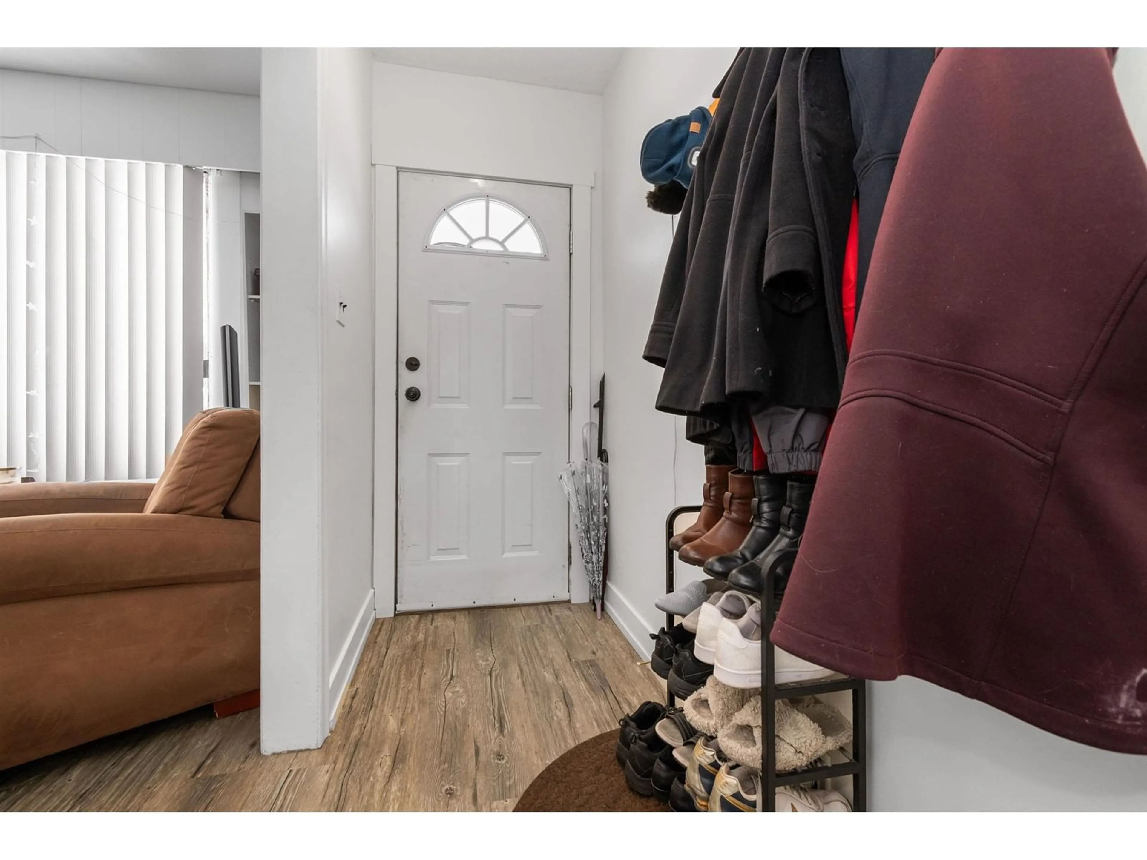Indoor entryway for 33608 7TH, Mission British Columbia V2V2G1