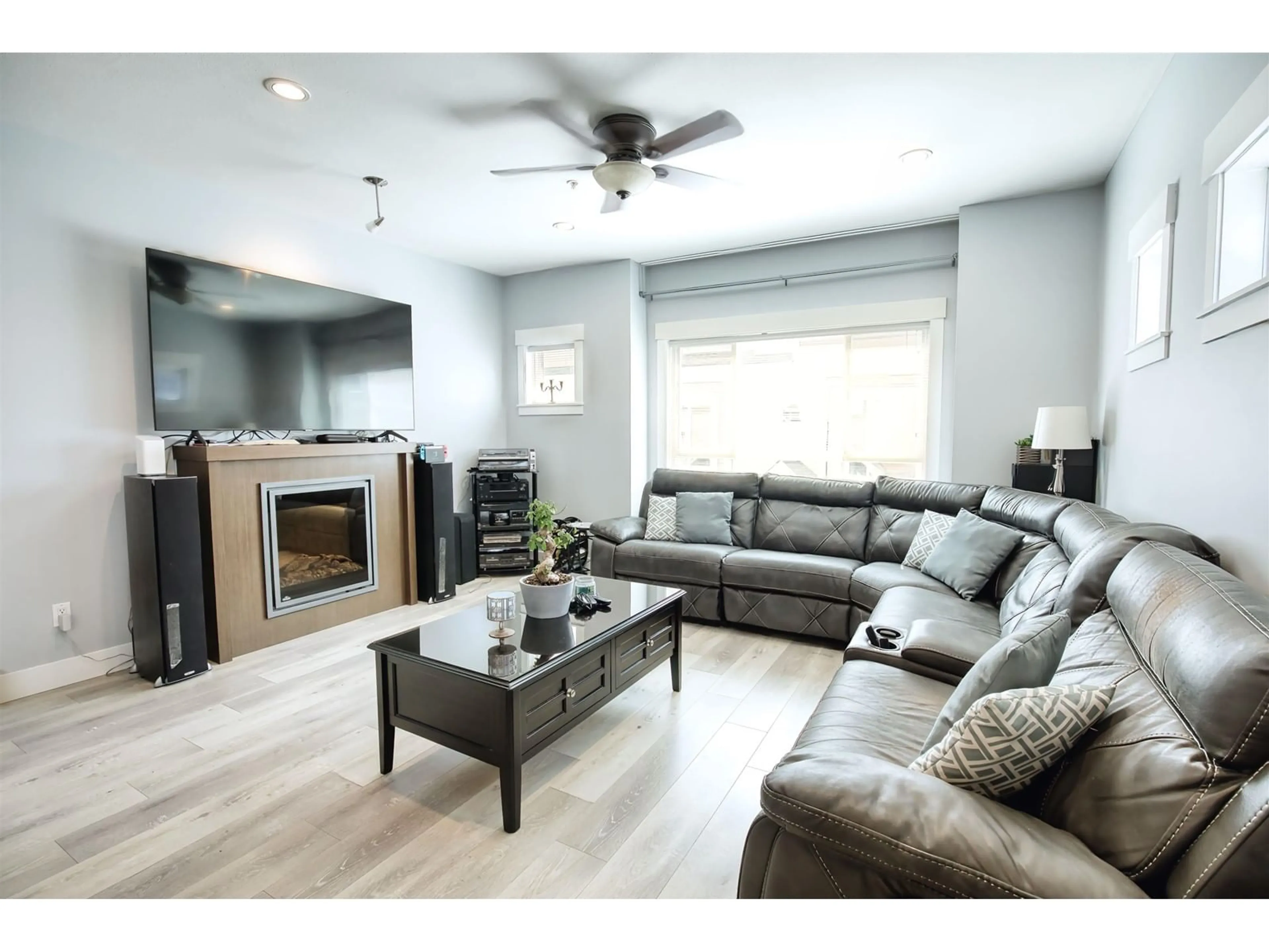 Living room with furniture, wood/laminate floor for 21 - 7298 199A, Langley British Columbia V2Y0H9