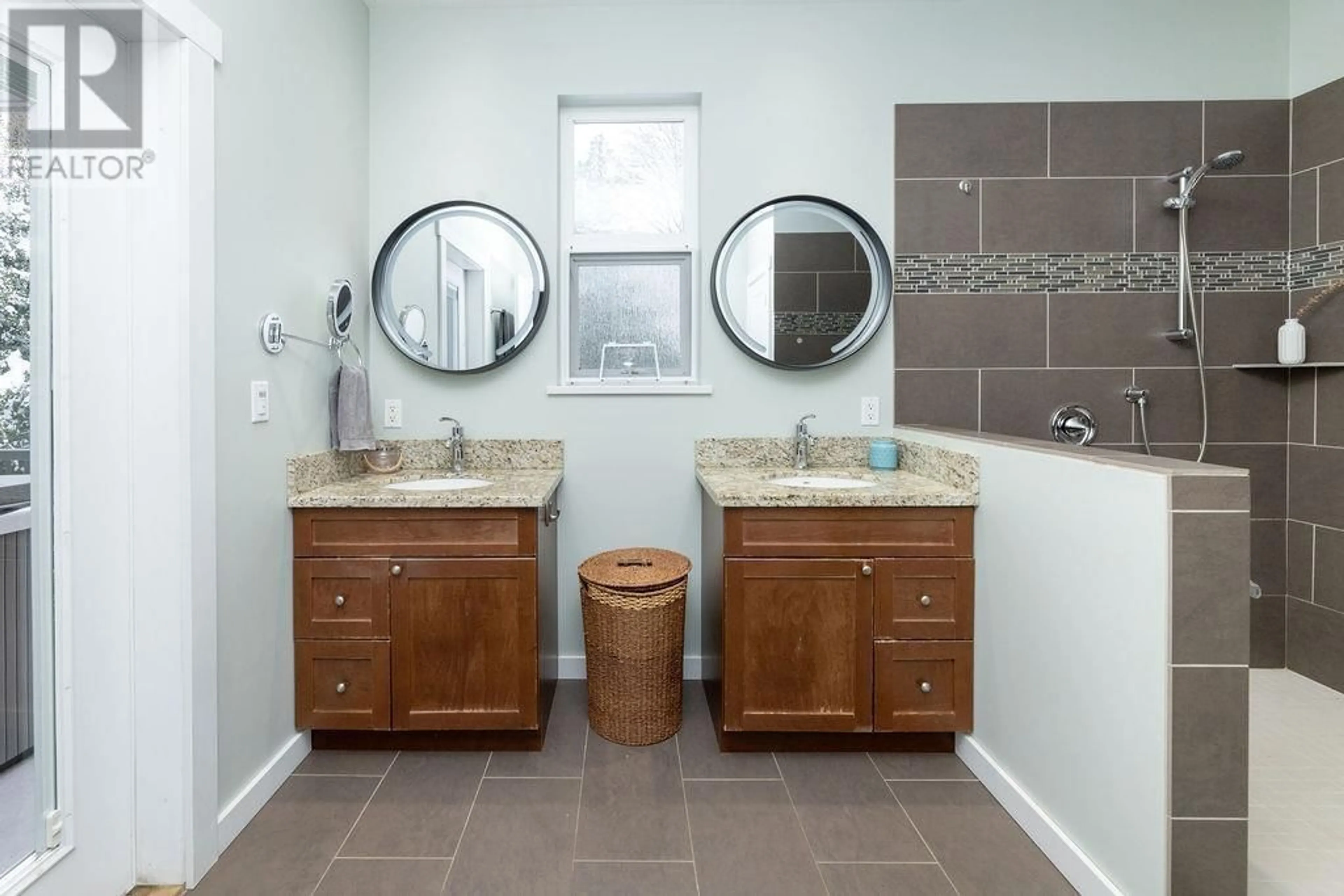 Contemporary bathroom, ceramic/tile floor for 6251 JASPER ROAD, Sechelt British Columbia V7Z0M2