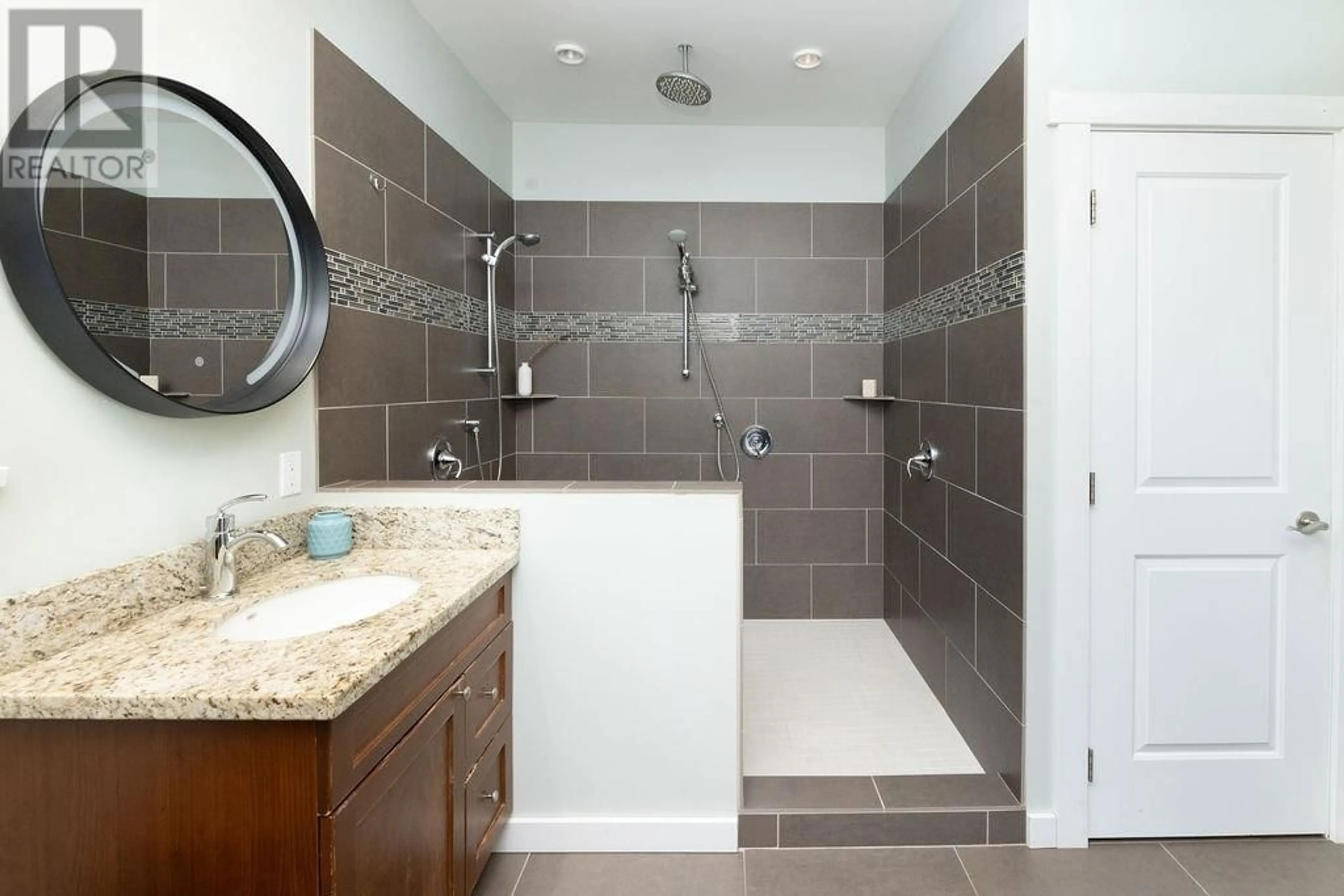 Contemporary bathroom, ceramic/tile floor for 6251 JASPER ROAD, Sechelt British Columbia V7Z0M2