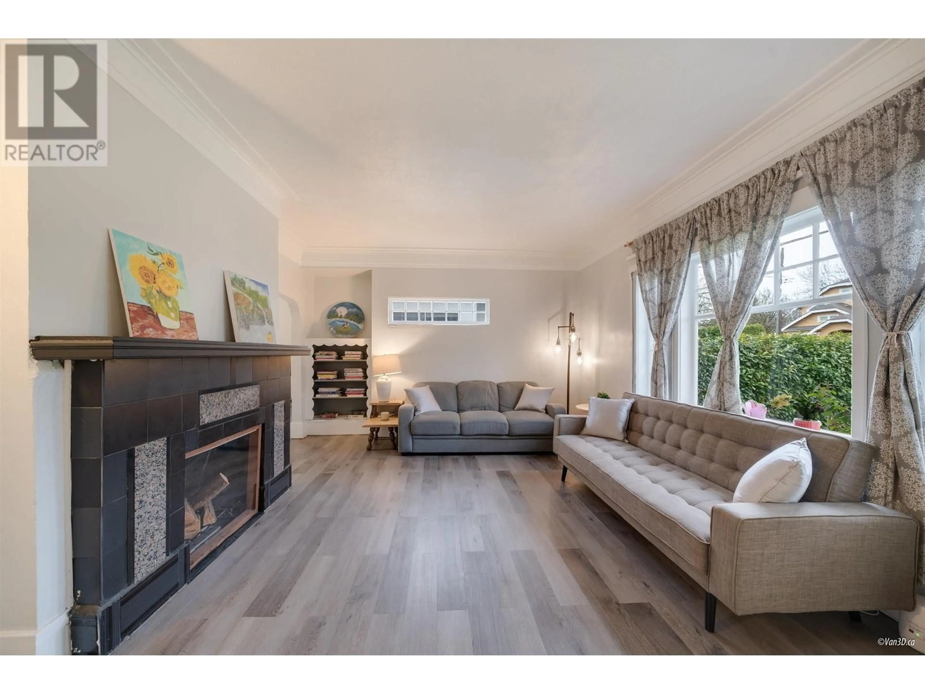 Living room with furniture, wood/laminate floor for 3425 W 8TH AVENUE, Vancouver British Columbia V6R1Y6