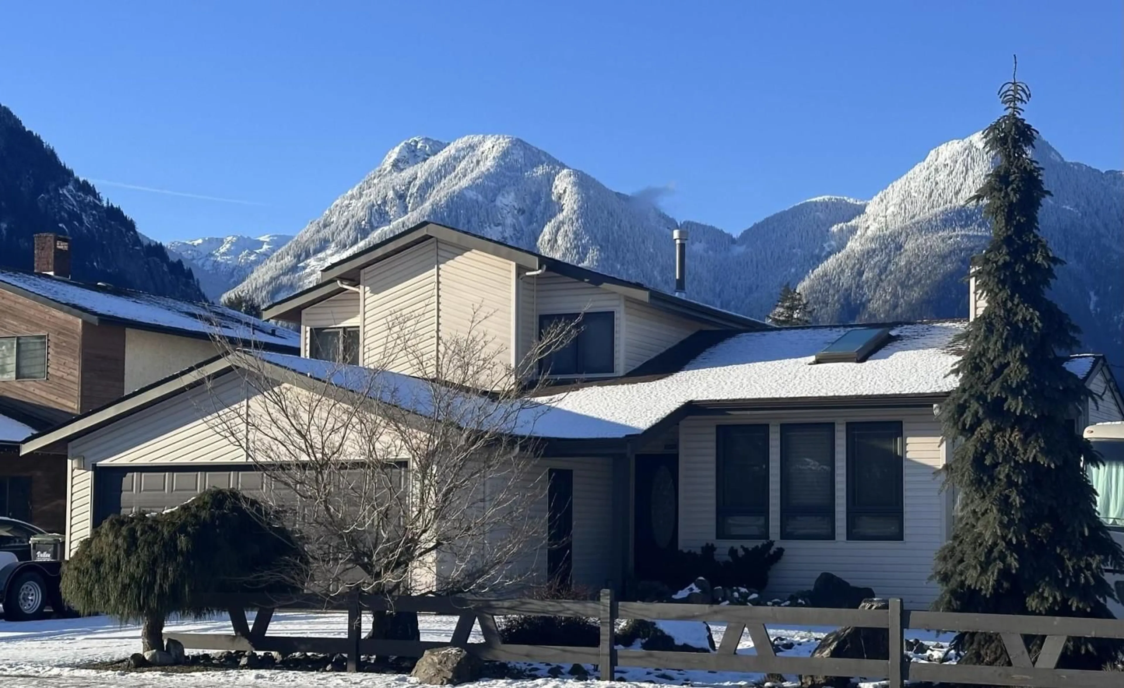 A pic from outside/outdoor area/front of a property/back of a property/a pic from drone, mountain view for 620 6TH AVENUE|Hope, Hope British Columbia V0X1L0