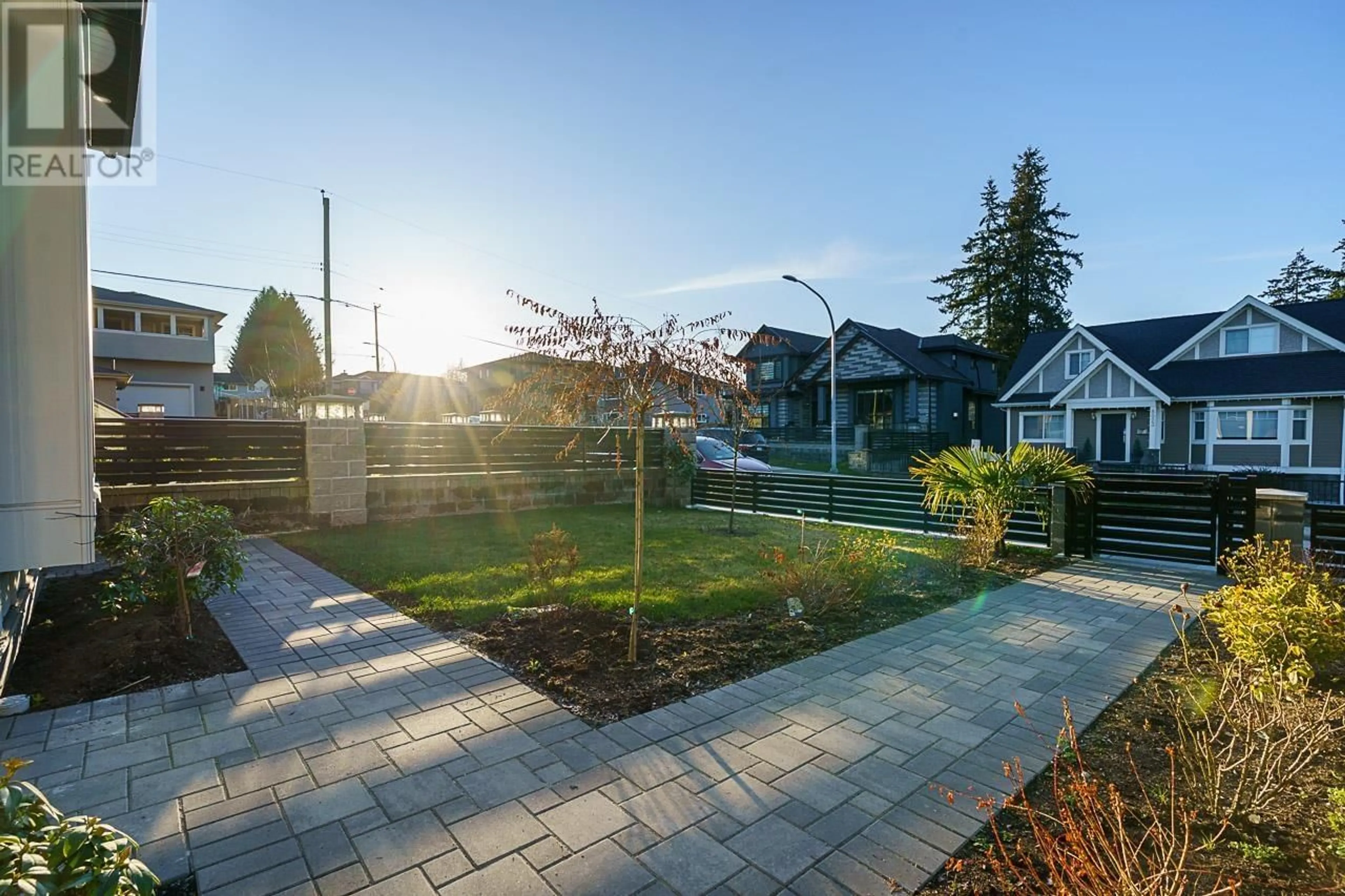 Patio, street for 8018 19TH AVENUE, Burnaby British Columbia V3N1G3