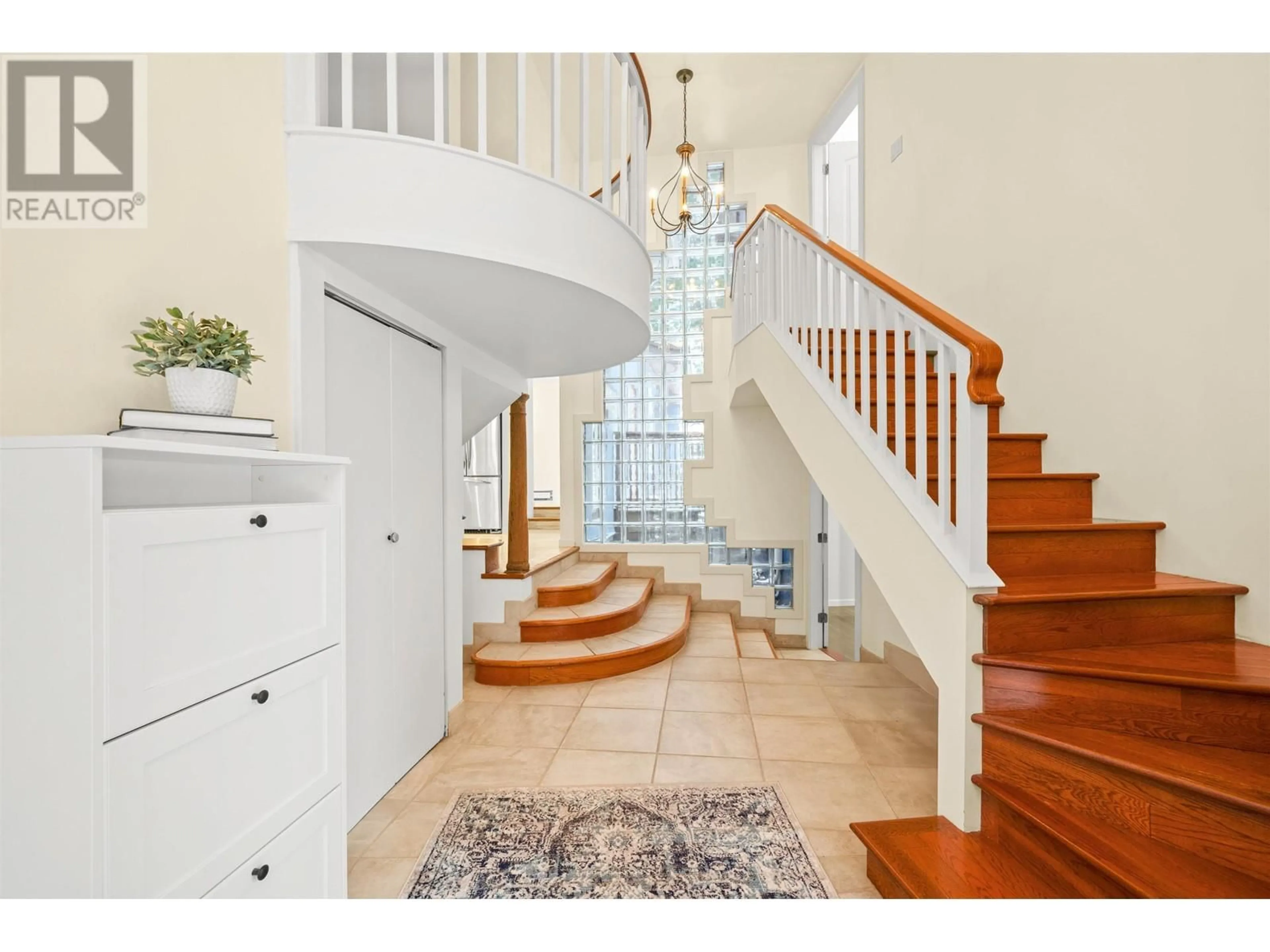 Indoor foyer for 4469 SUMMERSIDE LANE, North Vancouver British Columbia V7G1H4