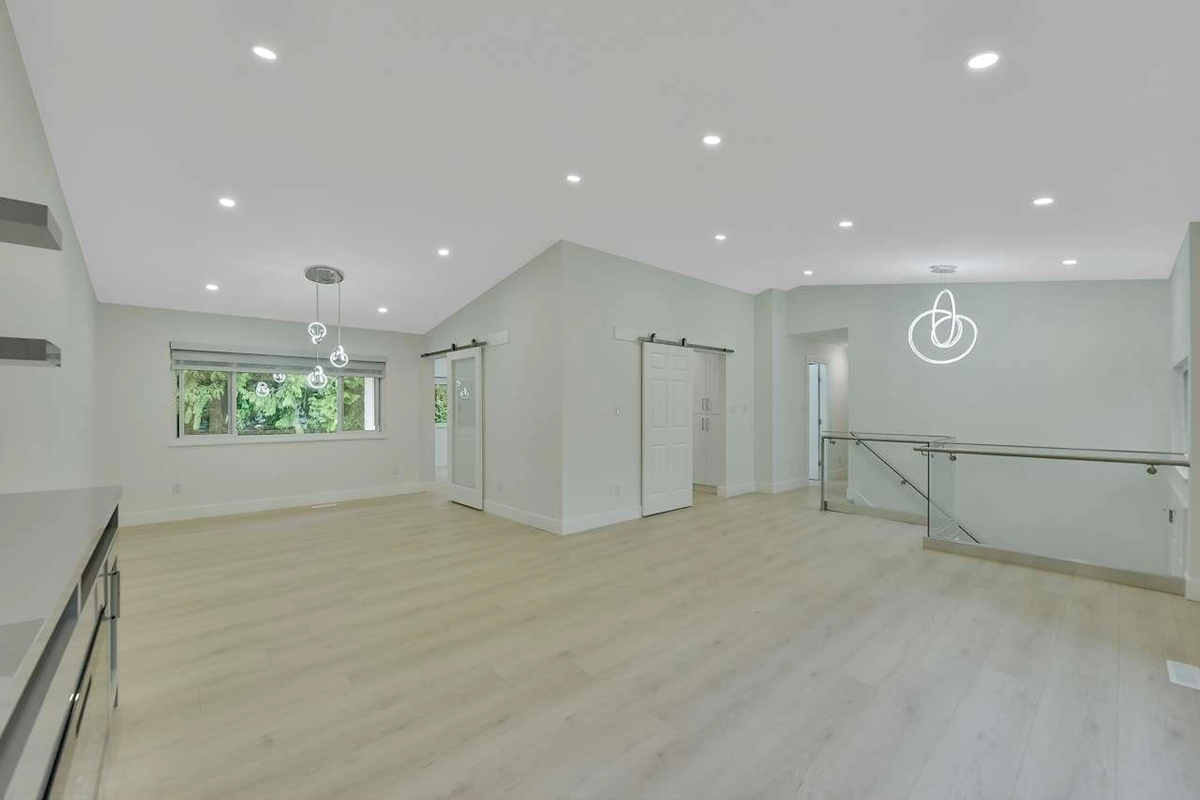 Indoor foyer for 9348 149A STREET, Surrey British Columbia V3R7B5