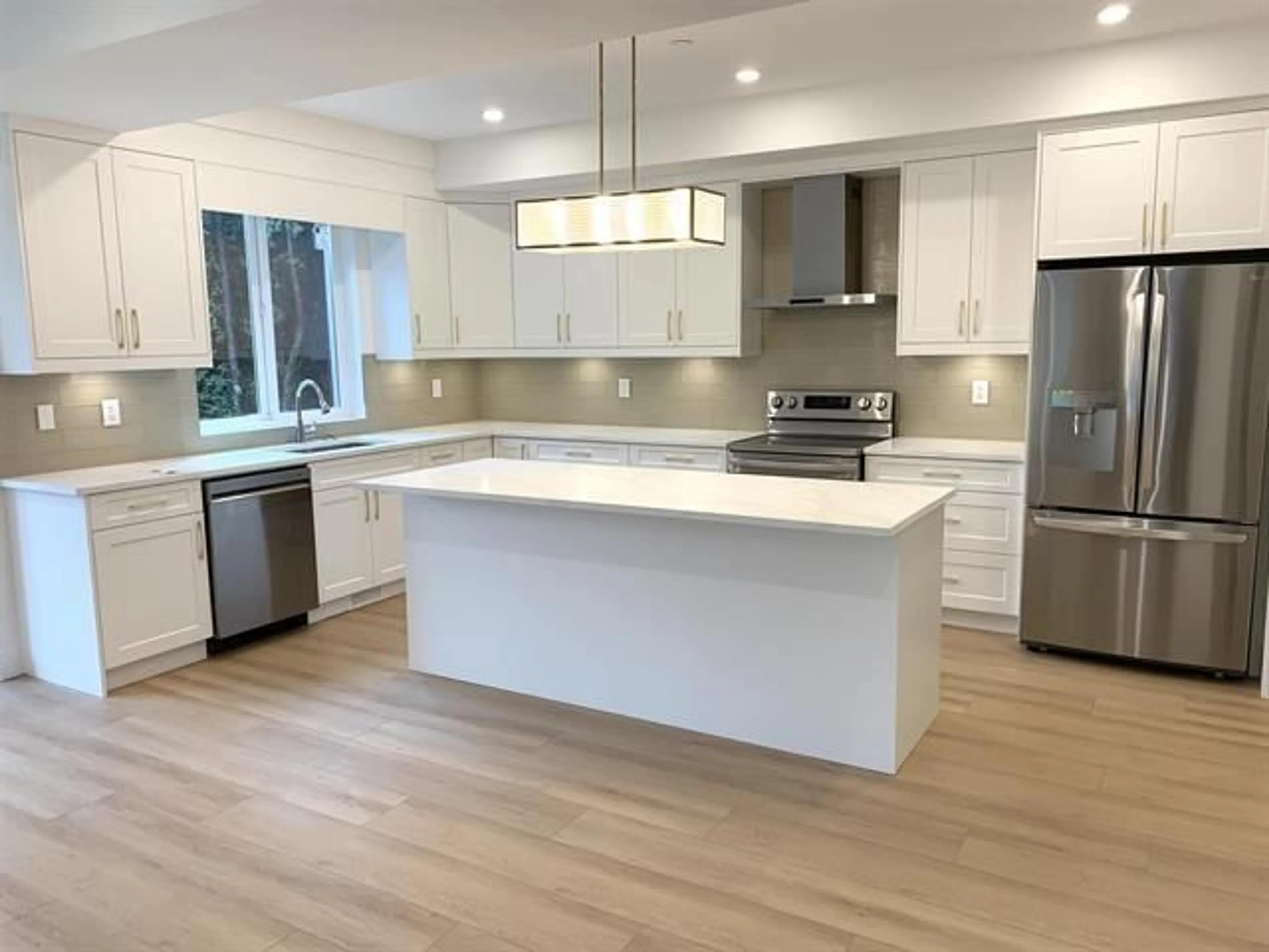 Open concept kitchen, wood/laminate floor for 34292 FERNDALE AVENUE, Mission British Columbia V2V7G2