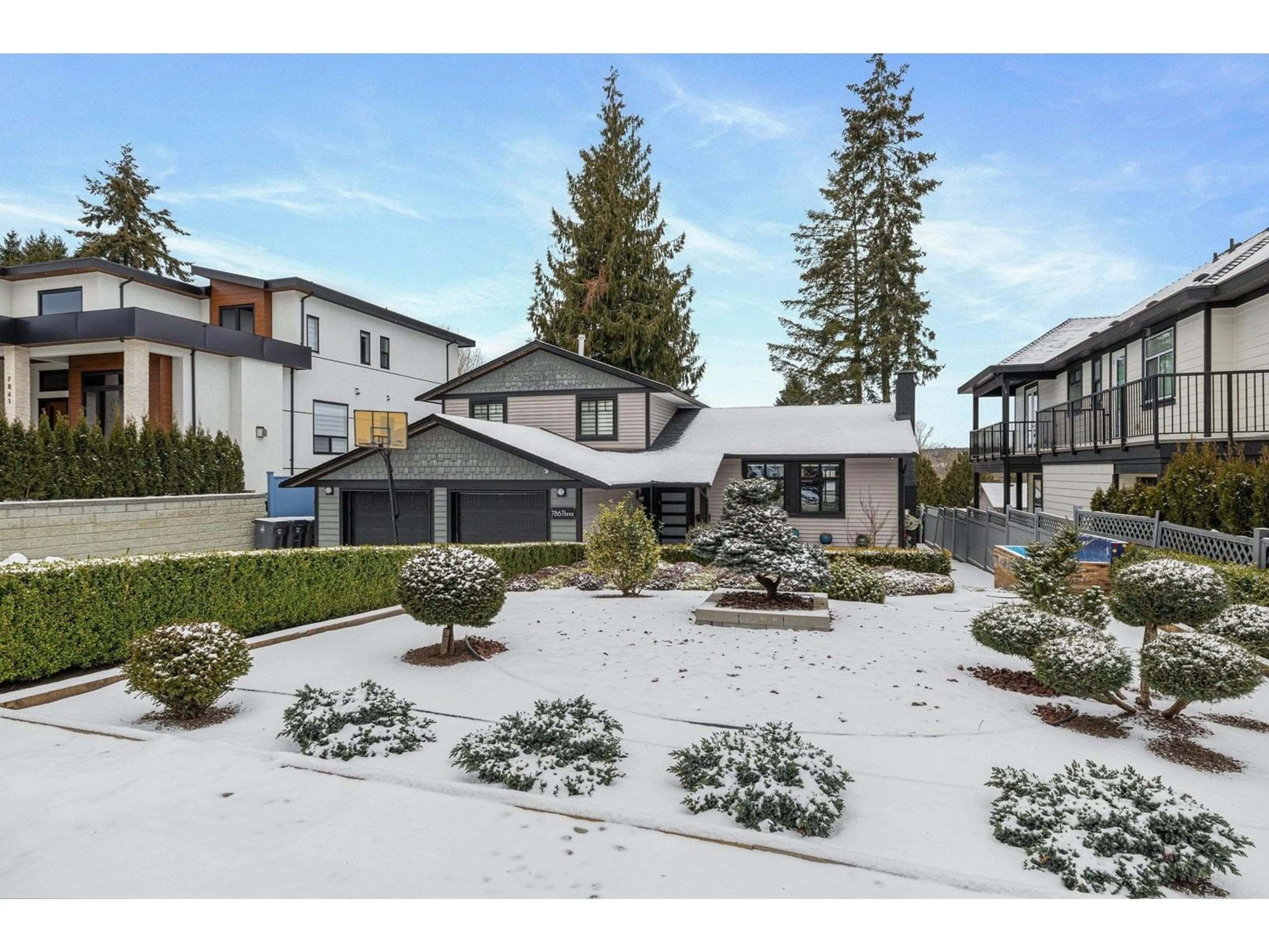 A pic from outside/outdoor area/front of a property/back of a property/a pic from drone, mountain view for 7863 SUNCREST DRIVE, Surrey British Columbia V3W6A8