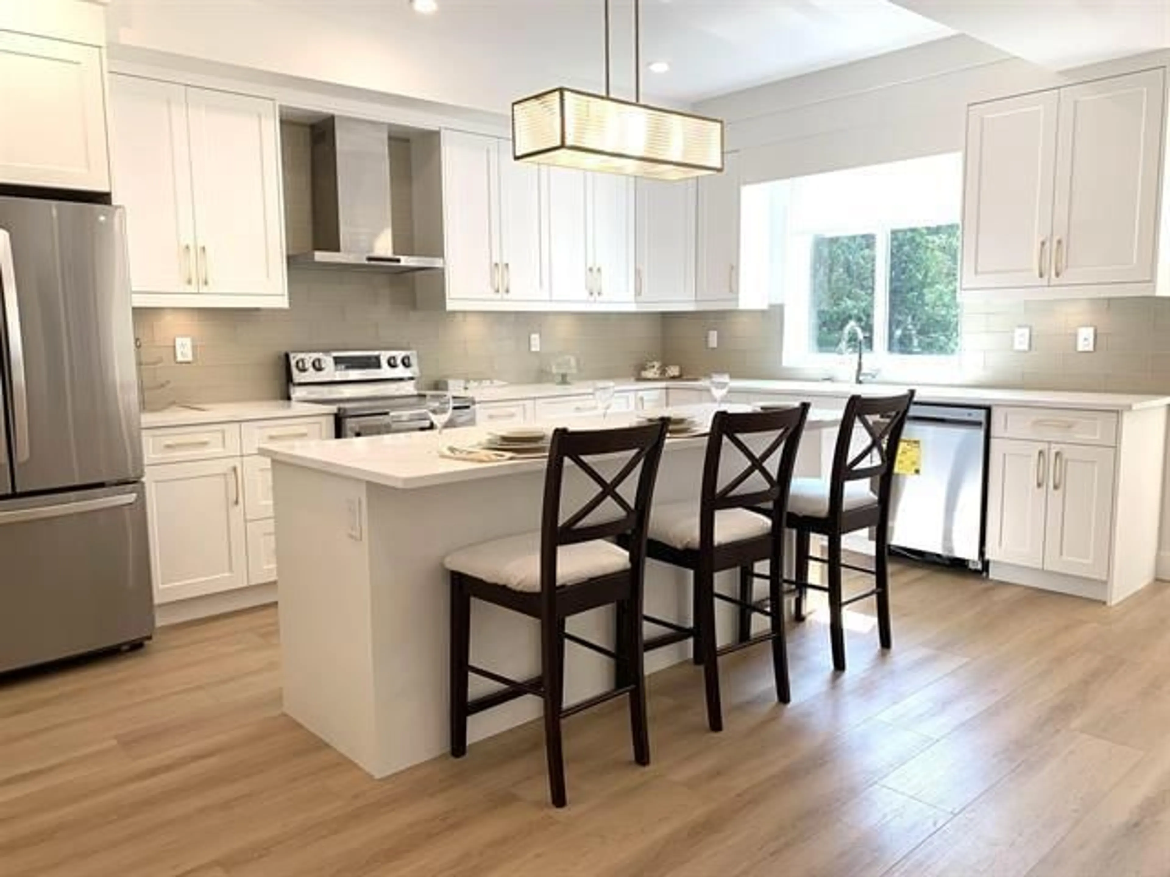 Open concept kitchen, wood/laminate floor for 34288 FERNDALE AVENUE, Mission British Columbia V2V7G2