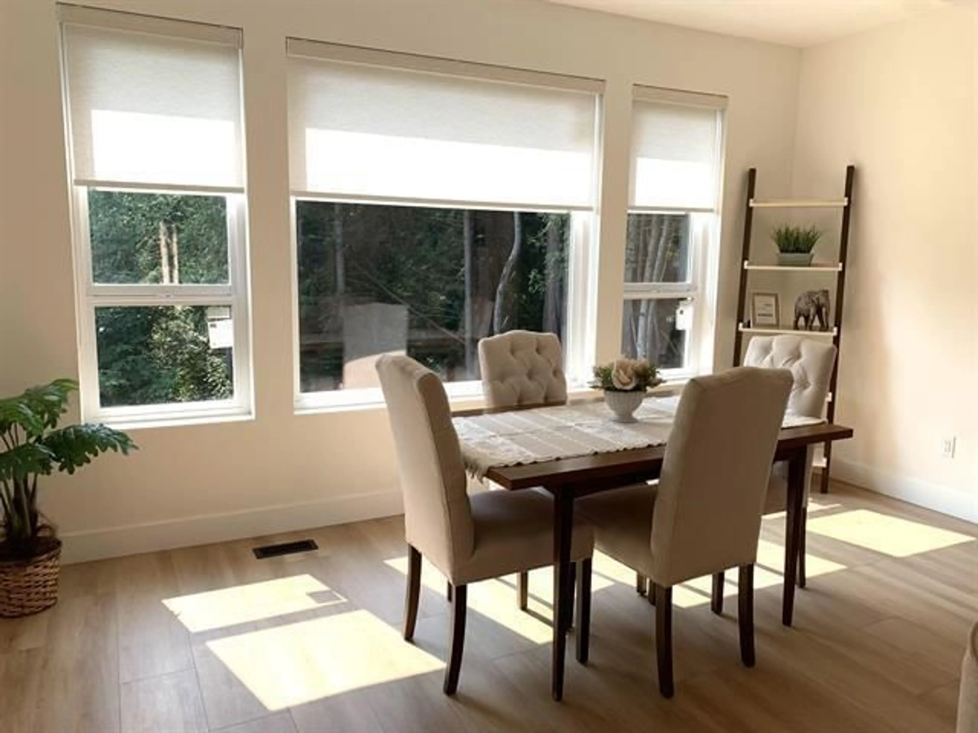 Dining room, wood/laminate floor for 34288 FERNDALE AVENUE, Mission British Columbia V2V7G2