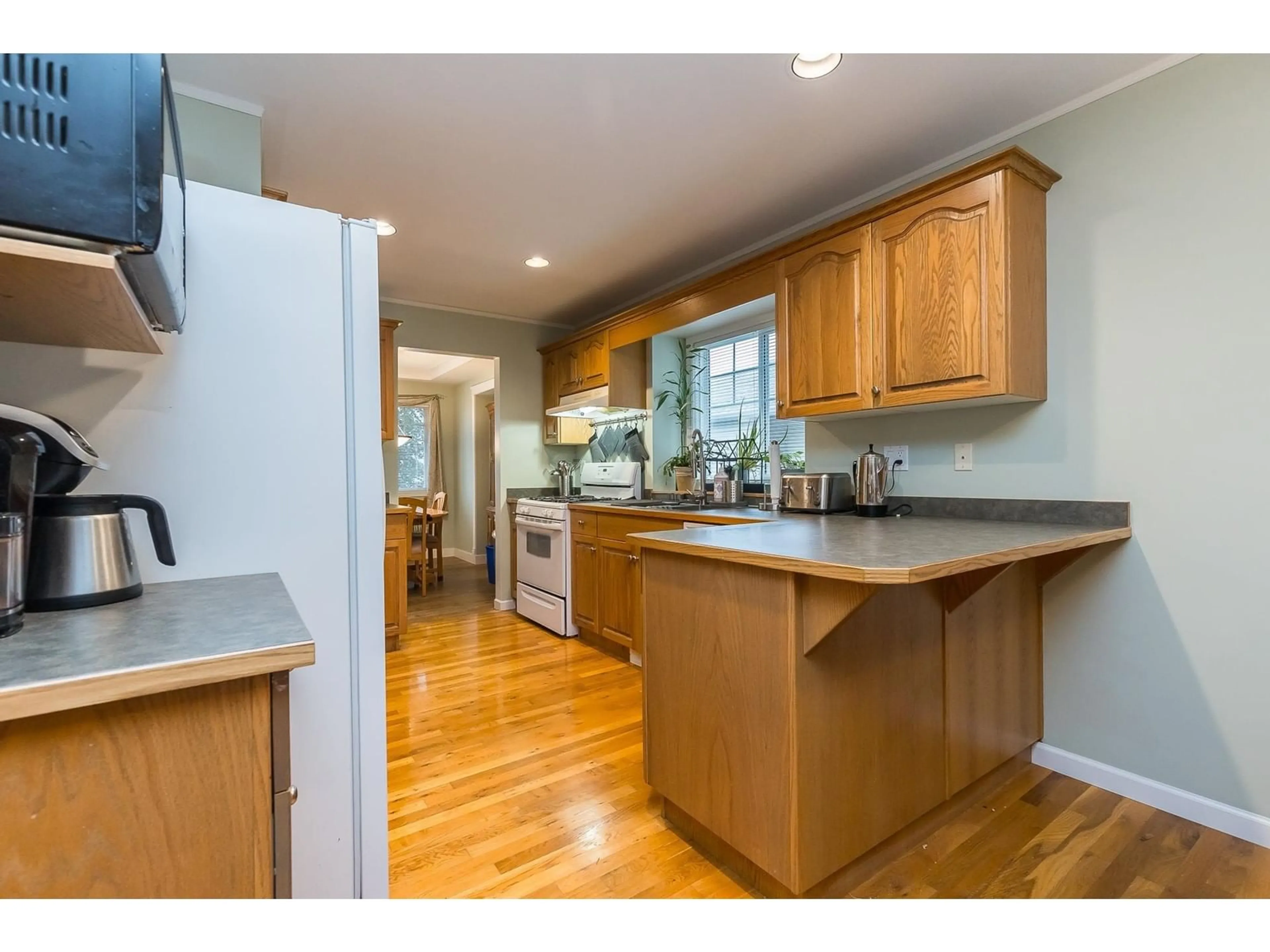 Standard kitchen, wood/laminate floor for 35092 LABURNUM AVENUE, Abbotsford British Columbia V2S8K3