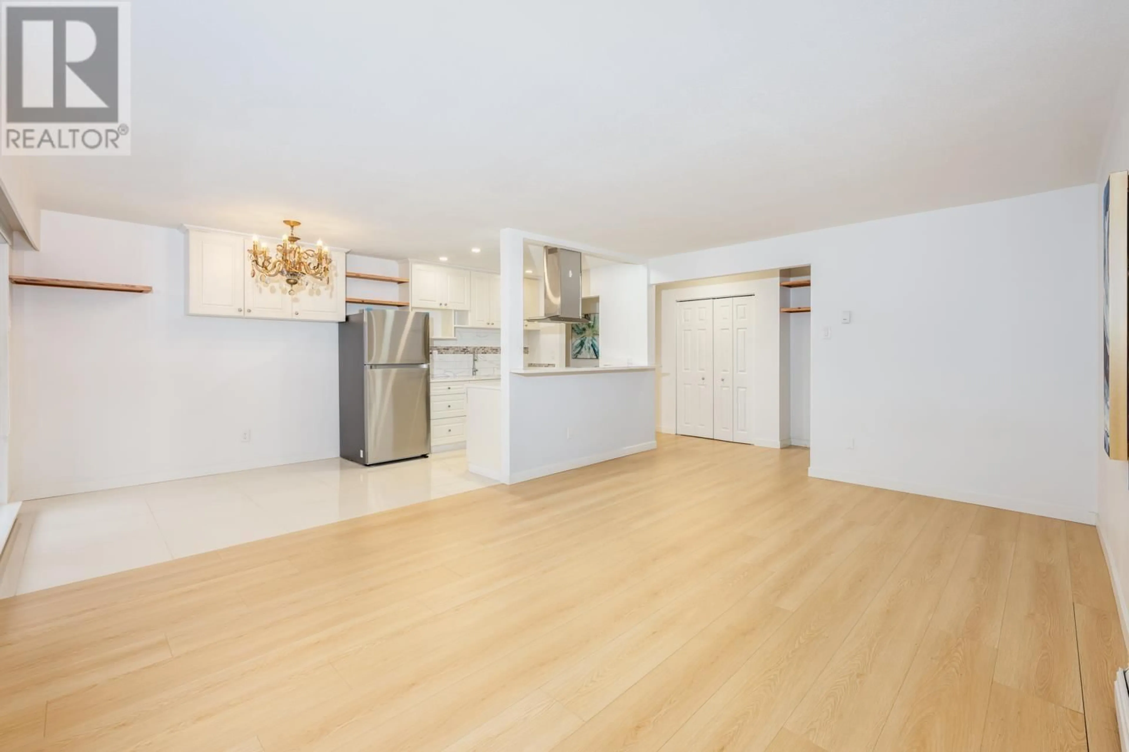 Open concept kitchen, wood/laminate floor for 609 555 W 28TH STREET, North Vancouver British Columbia V7N2J7