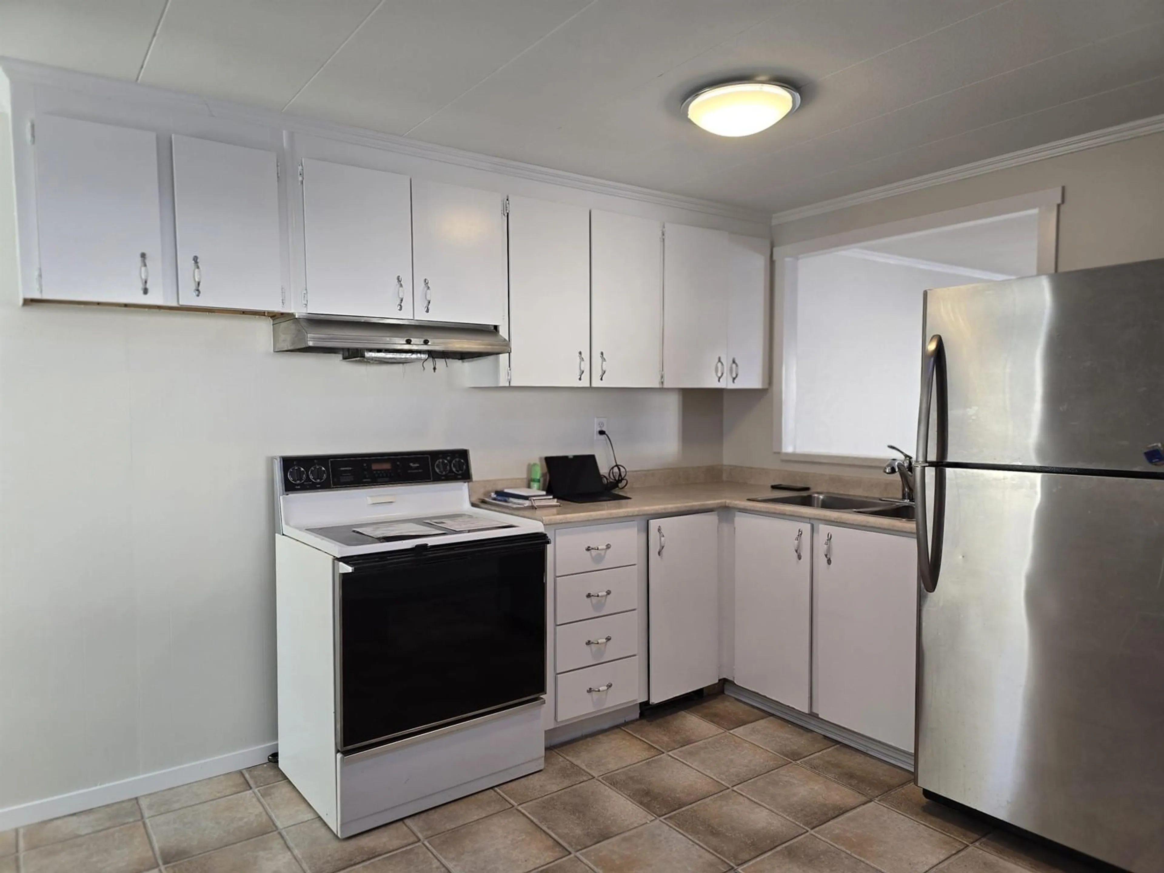 Standard kitchen, unknown for 125 1840 160 STREET, Surrey British Columbia V4A4X4