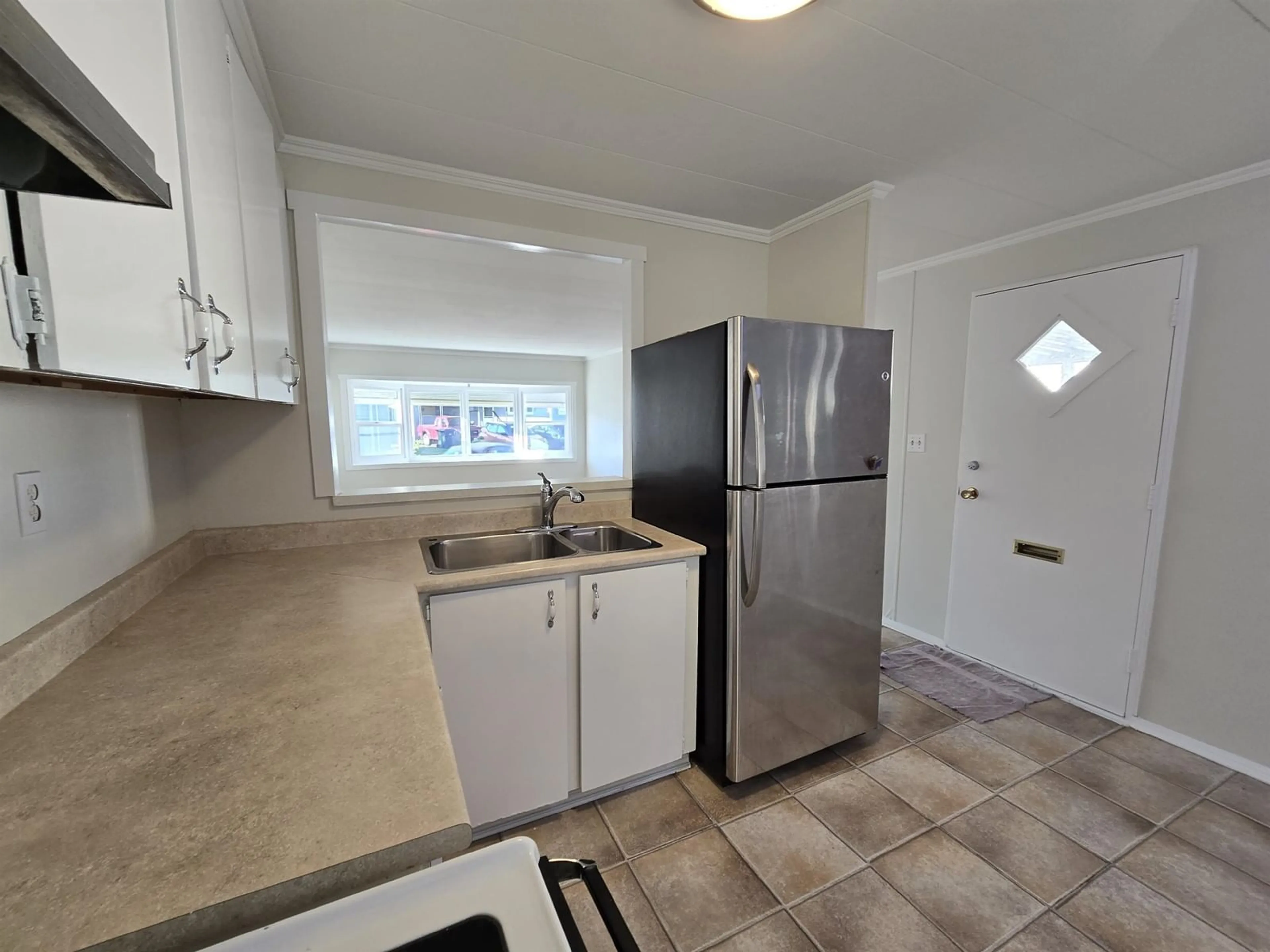 Standard kitchen, unknown for 125 1840 160 STREET, Surrey British Columbia V4A4X4