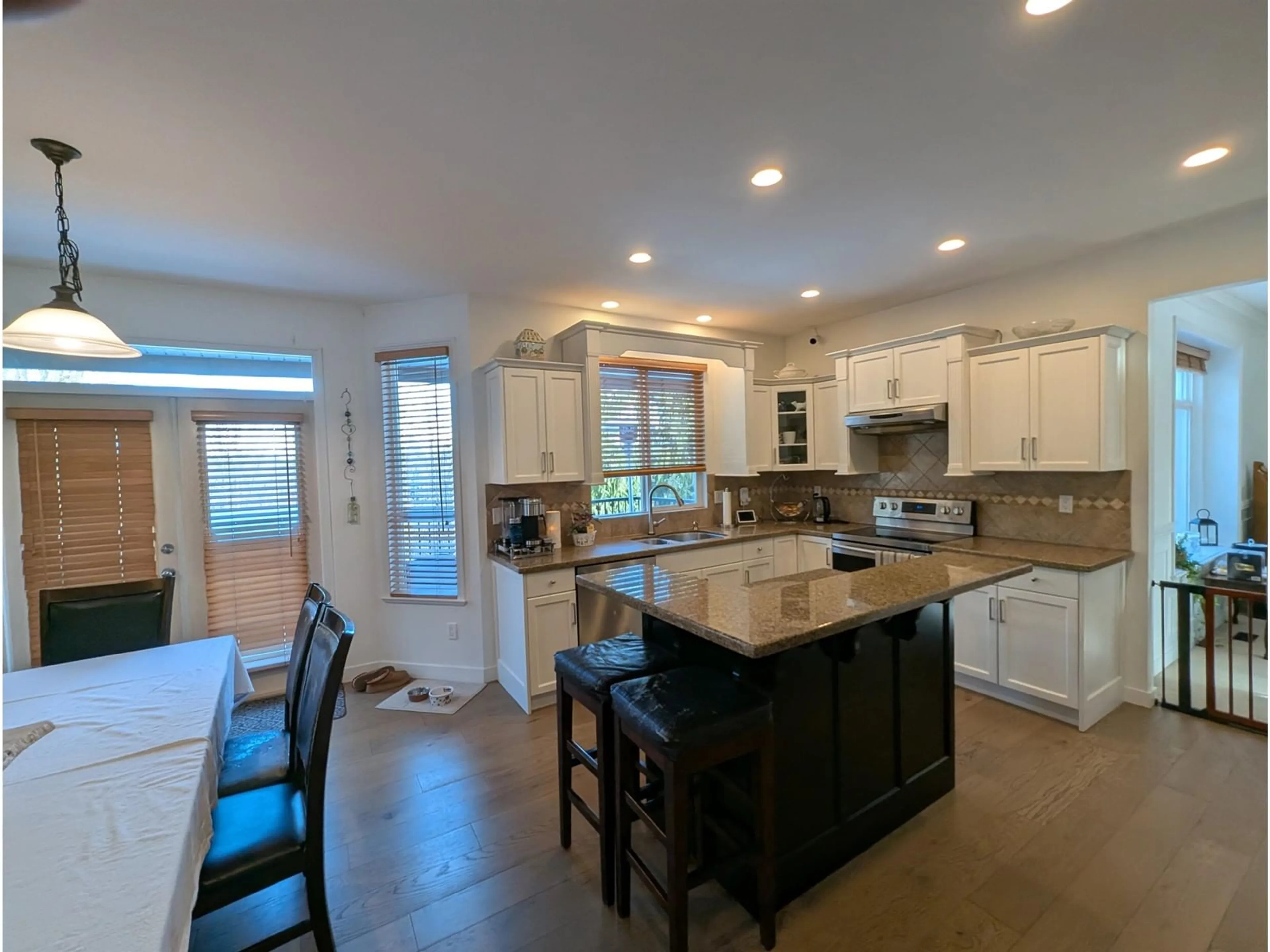 Open concept kitchen, ceramic/tile floor for 11082 168, Surrey British Columbia V4N5G6