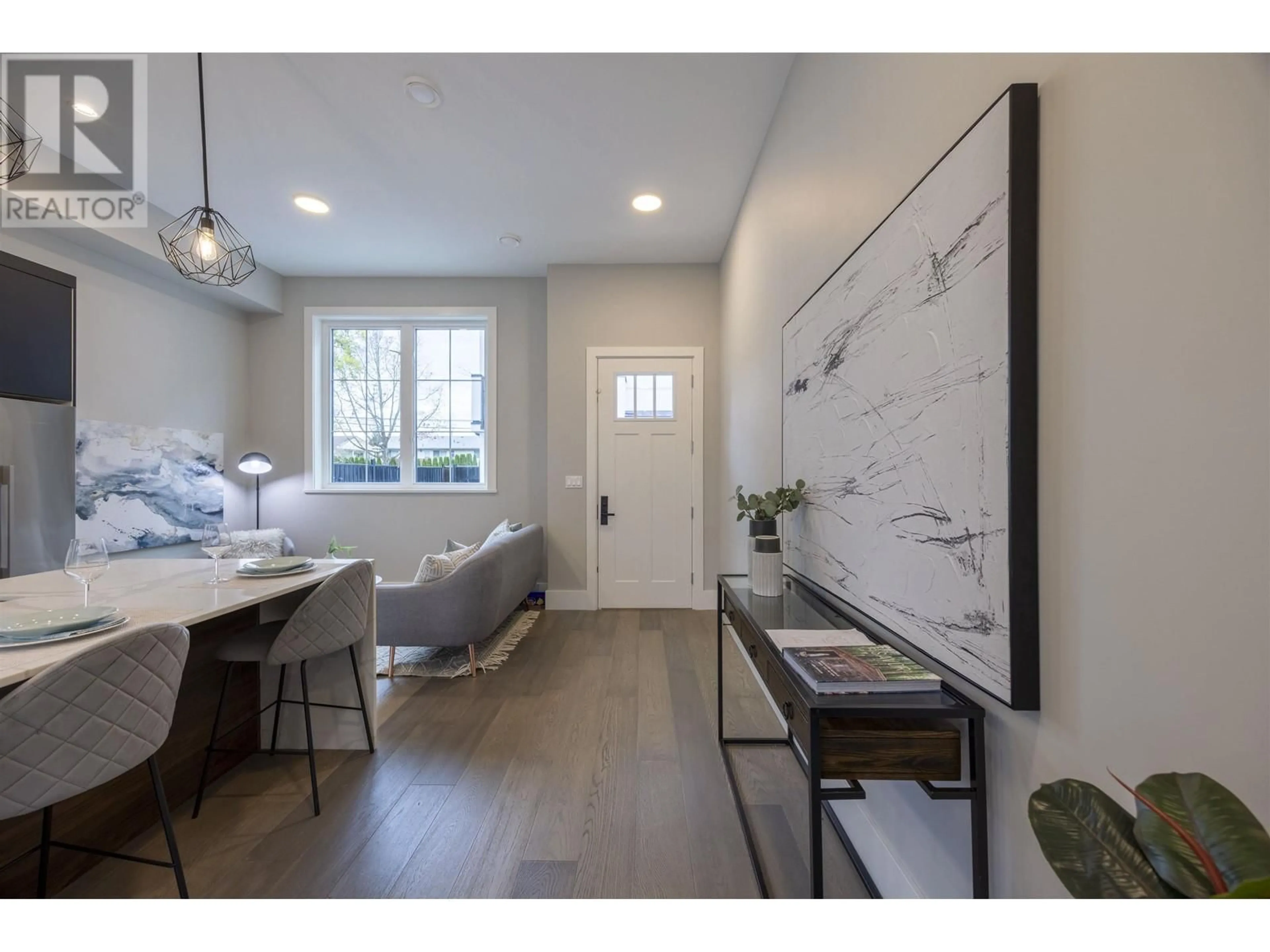 Indoor entryway for 4 - 9500 GARDEN CITY ROAD, Richmond British Columbia V7A2S2