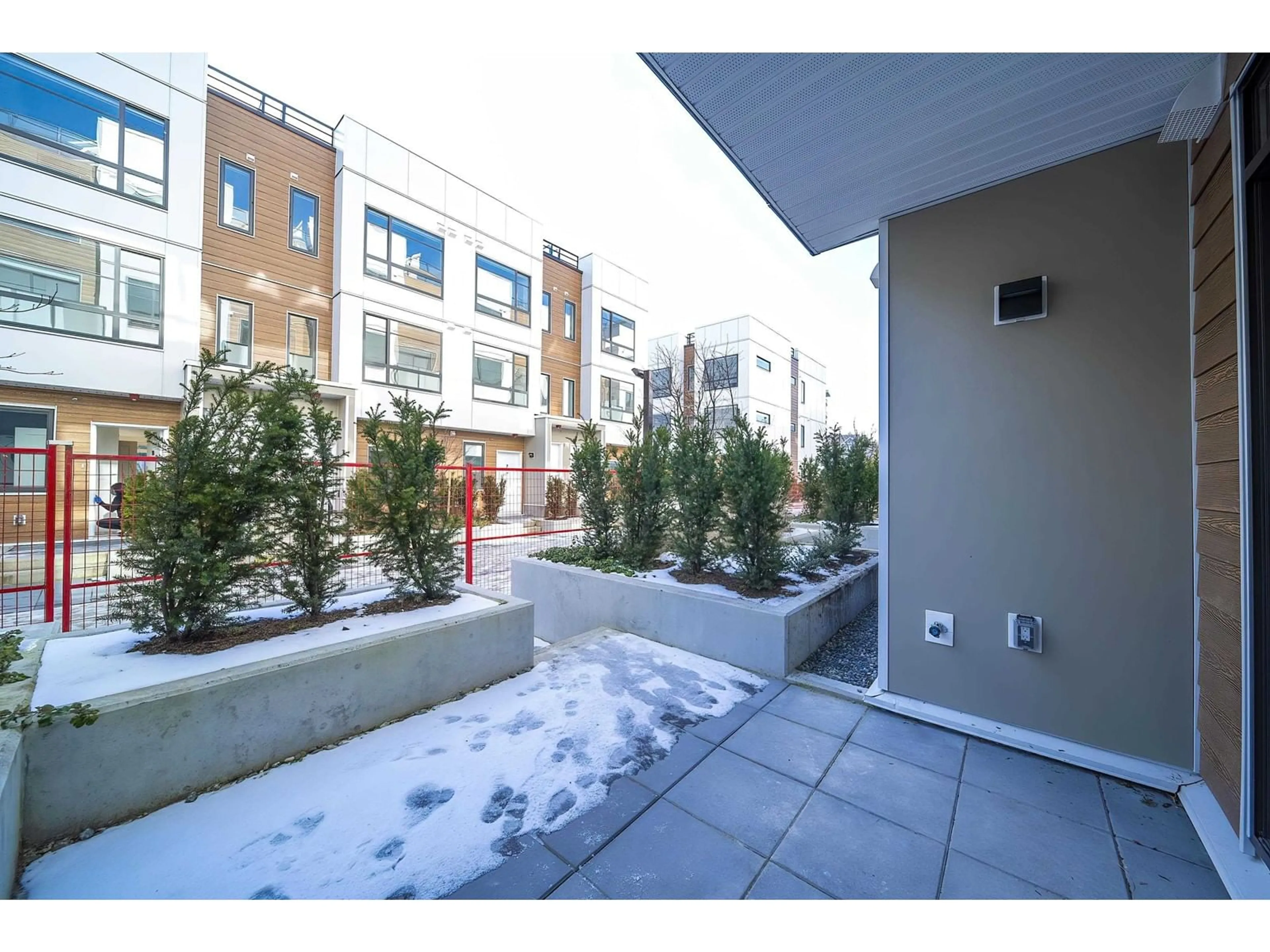 Patio, street for 113 - 6338 KING GEORGE BLVD, Surrey British Columbia V3X1E9