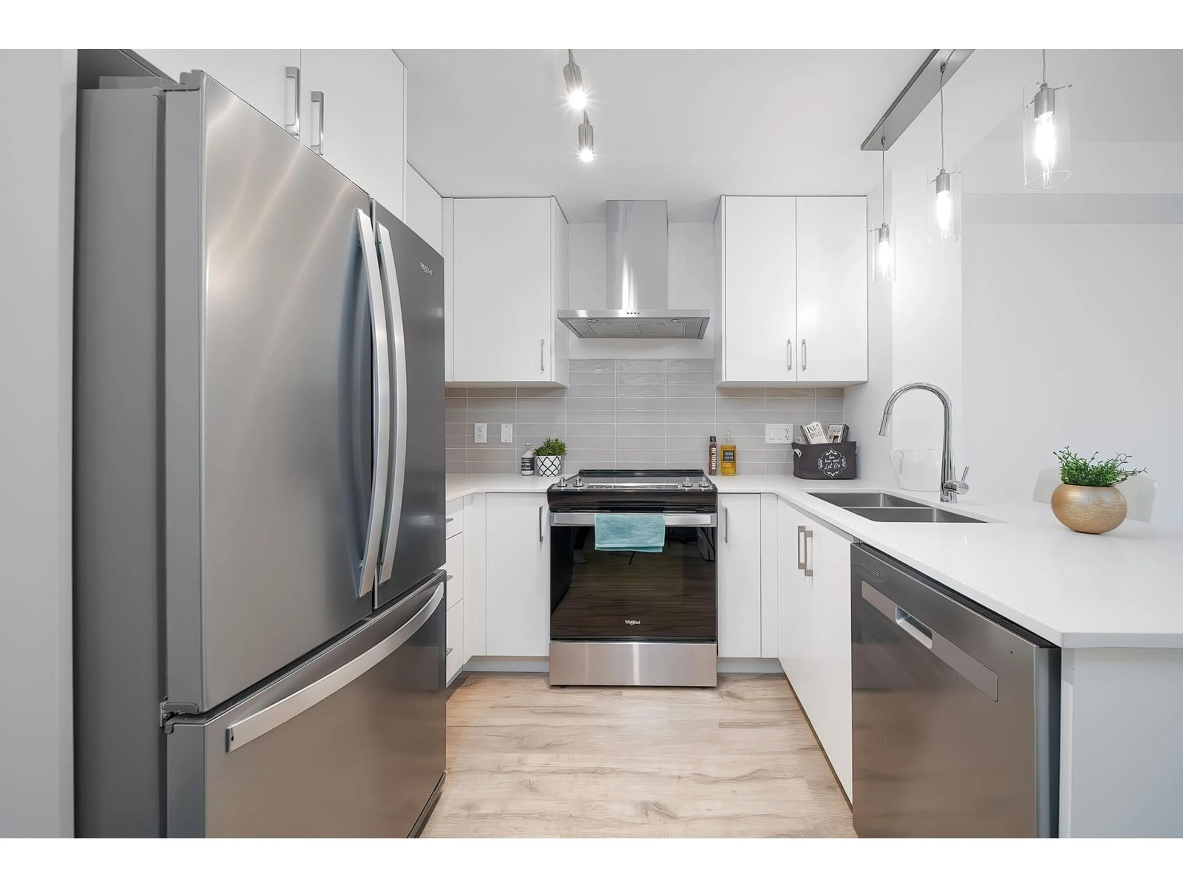 Standard kitchen, unknown for 113 - 6338 KING GEORGE BLVD, Surrey British Columbia V3X1E9
