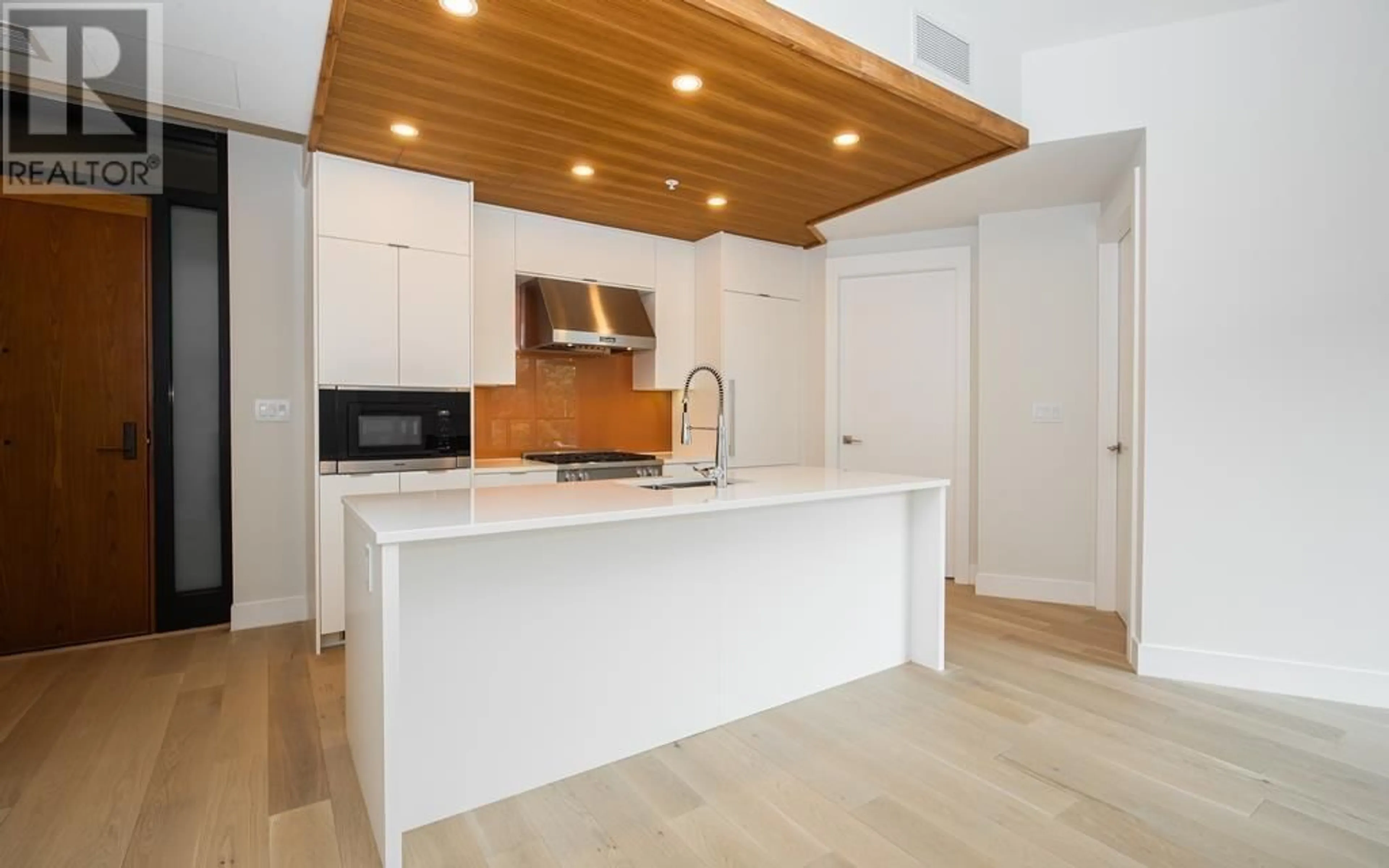 Open concept kitchen, wood/laminate floor for 302 6699 NELSON AVENUE, West Vancouver British Columbia V7W2B2