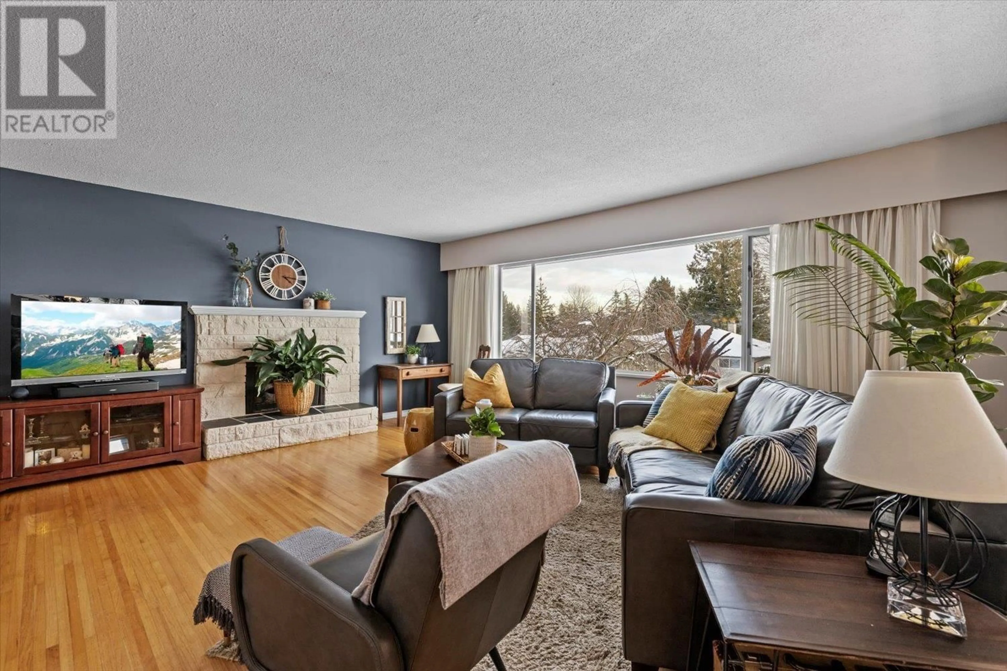 Living room with furniture, wood/laminate floor for 883 GLENCOE DRIVE, Port Moody British Columbia V3H1G9