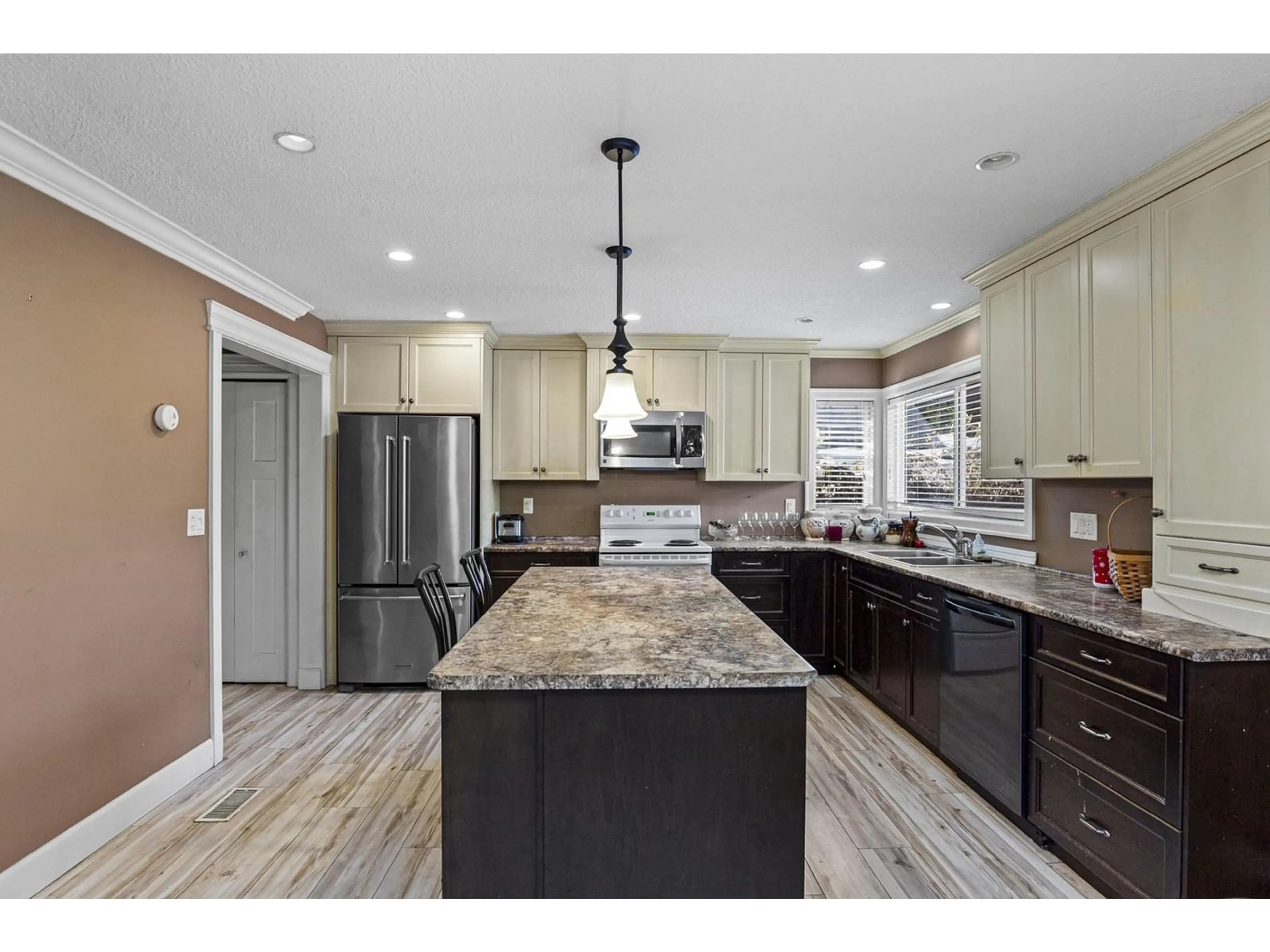 Open concept kitchen, ceramic/tile floor for 33583 1ST AVENUE, Mission British Columbia V2V1H3