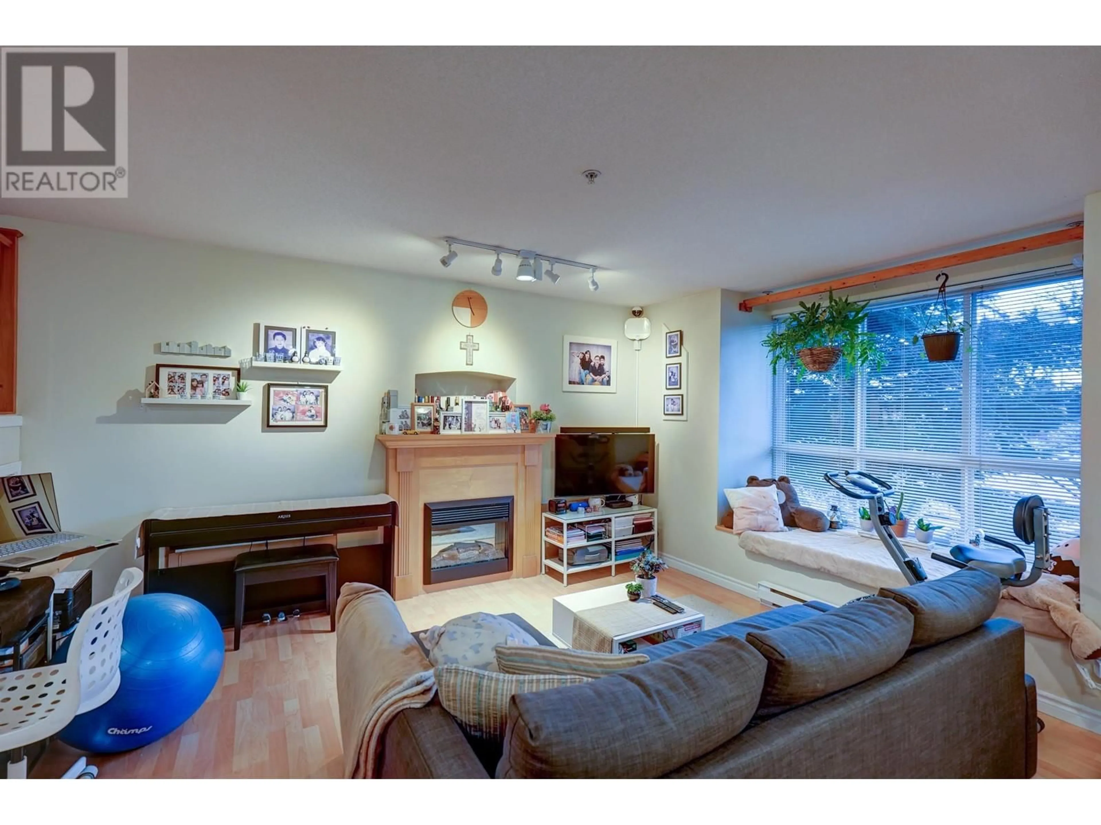 Living room with furniture, wood/laminate floor for 62 7128 STRIDE AVENUE, Burnaby British Columbia V3N1T5