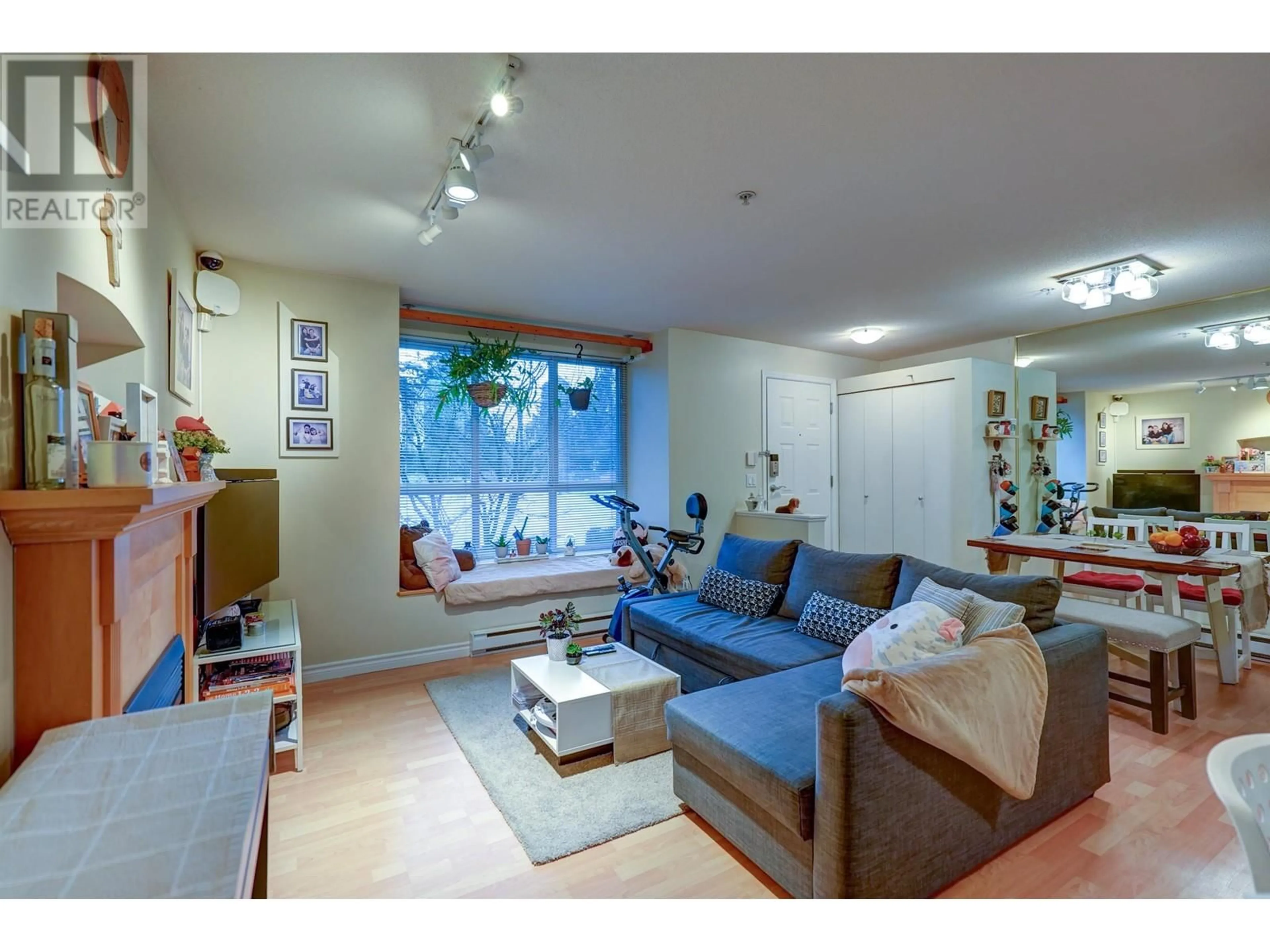 Living room with furniture, wood/laminate floor for 62 7128 STRIDE AVENUE, Burnaby British Columbia V3N1T5