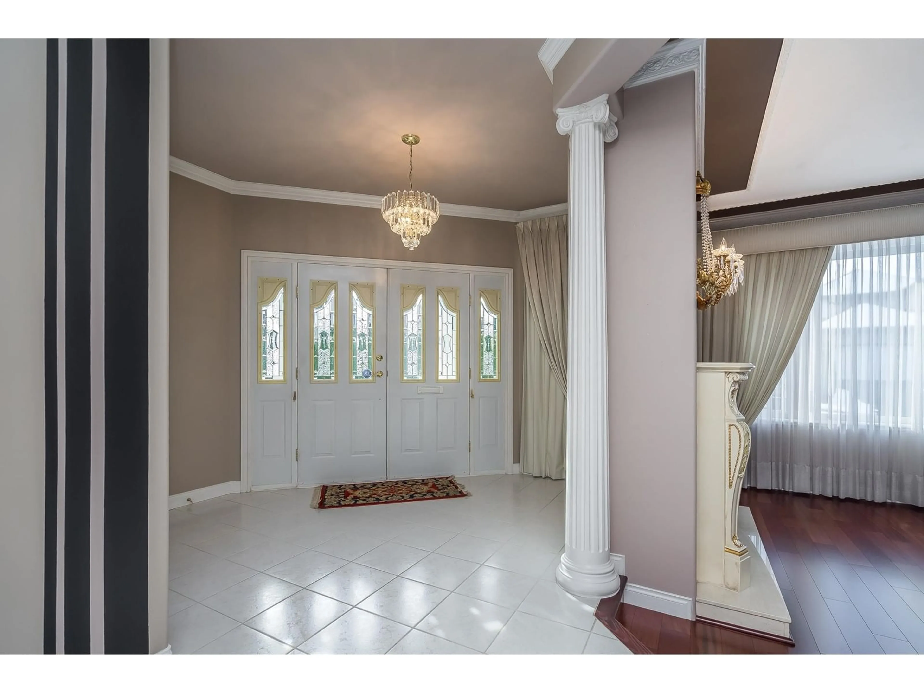Indoor entryway for 17111 104A, Surrey British Columbia V4N4W5