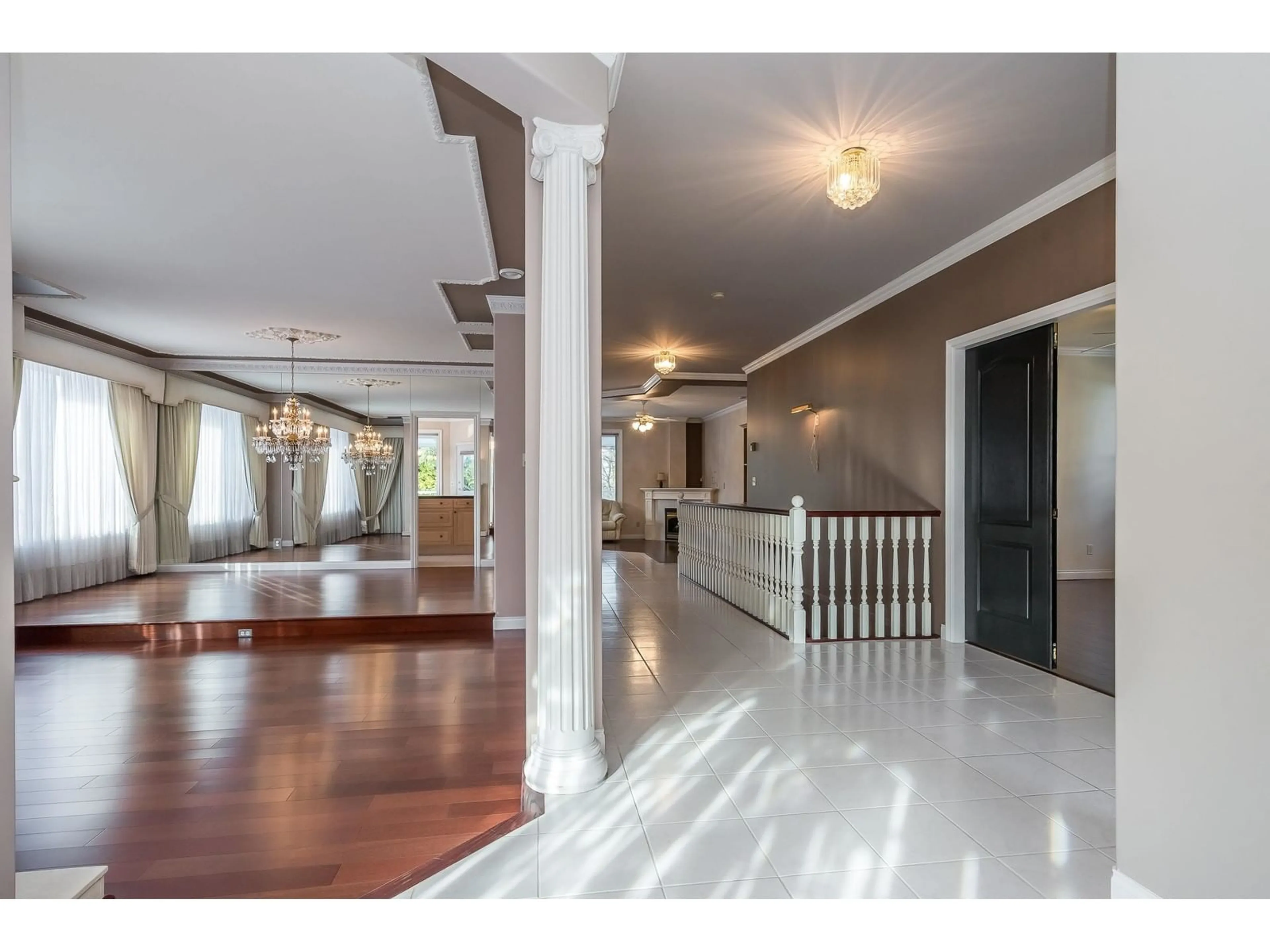 Indoor foyer for 17111 104A AVENUE, Surrey British Columbia V4N4W5