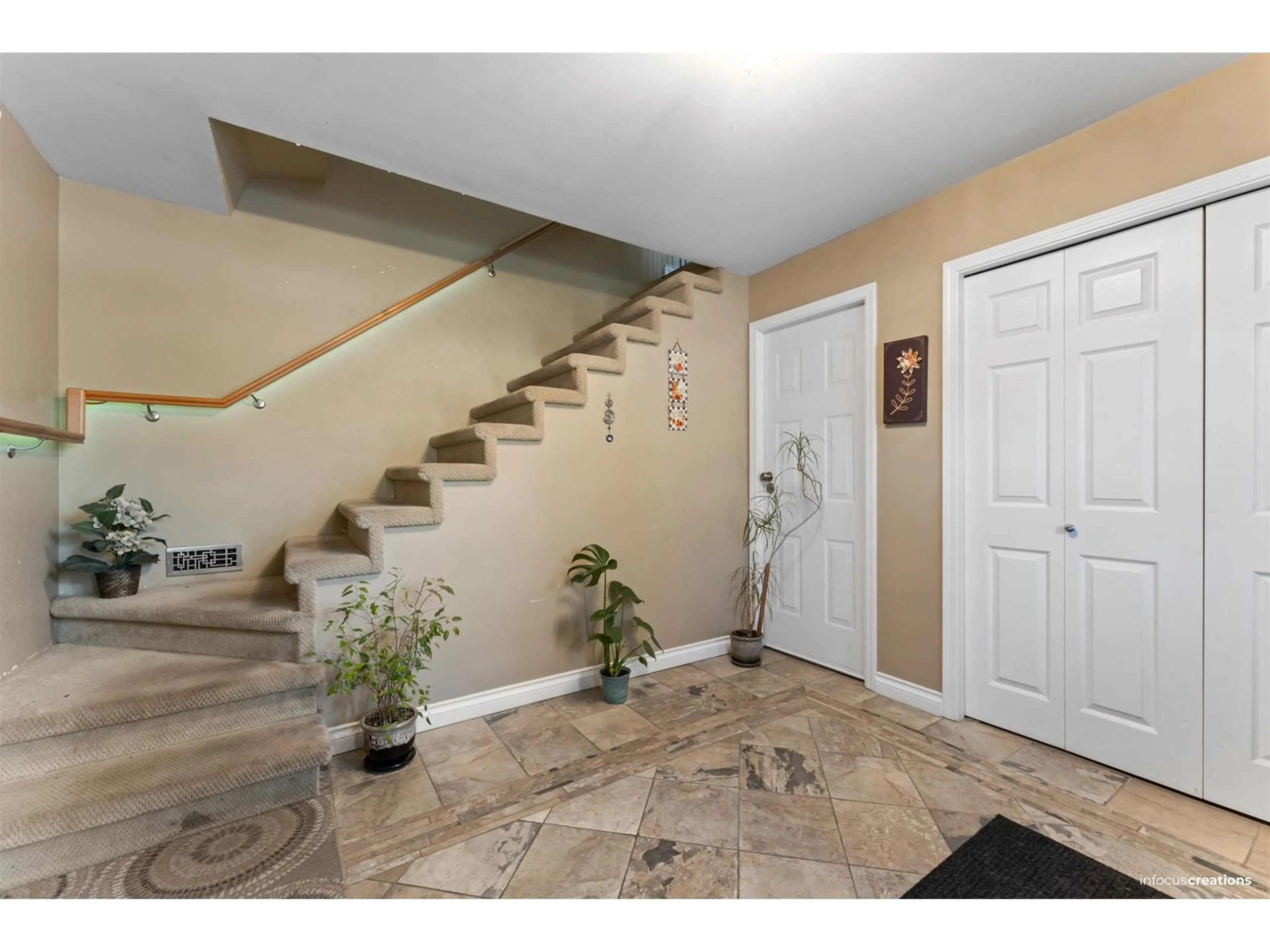 Indoor entryway for 2091 PAULSON CRESCENT, Abbotsford British Columbia V2S1M6