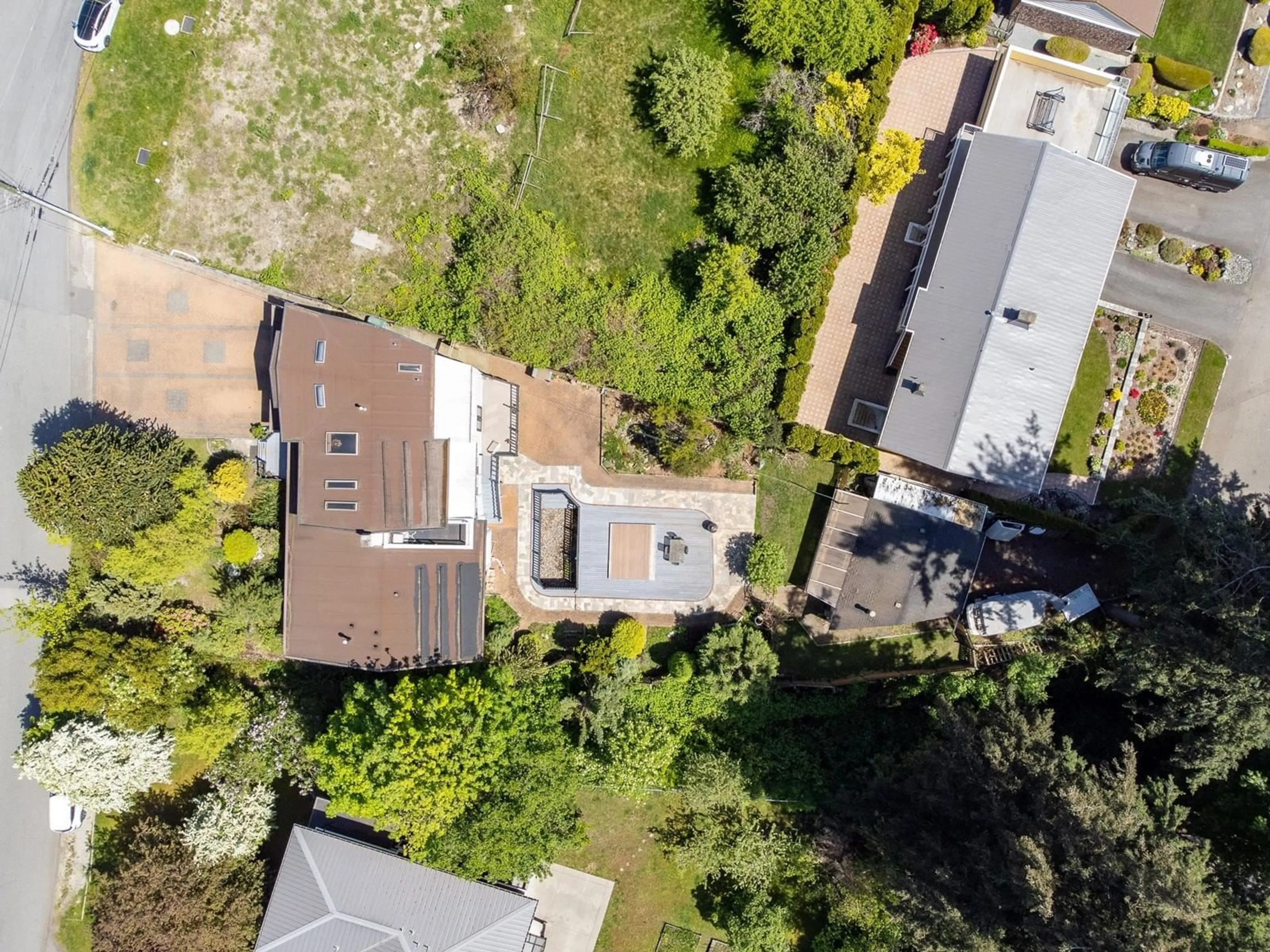 A pic from outside/outdoor area/front of a property/back of a property/a pic from drone, street for 14220 MALABAR AVENUE, White Rock British Columbia V4B2Y3