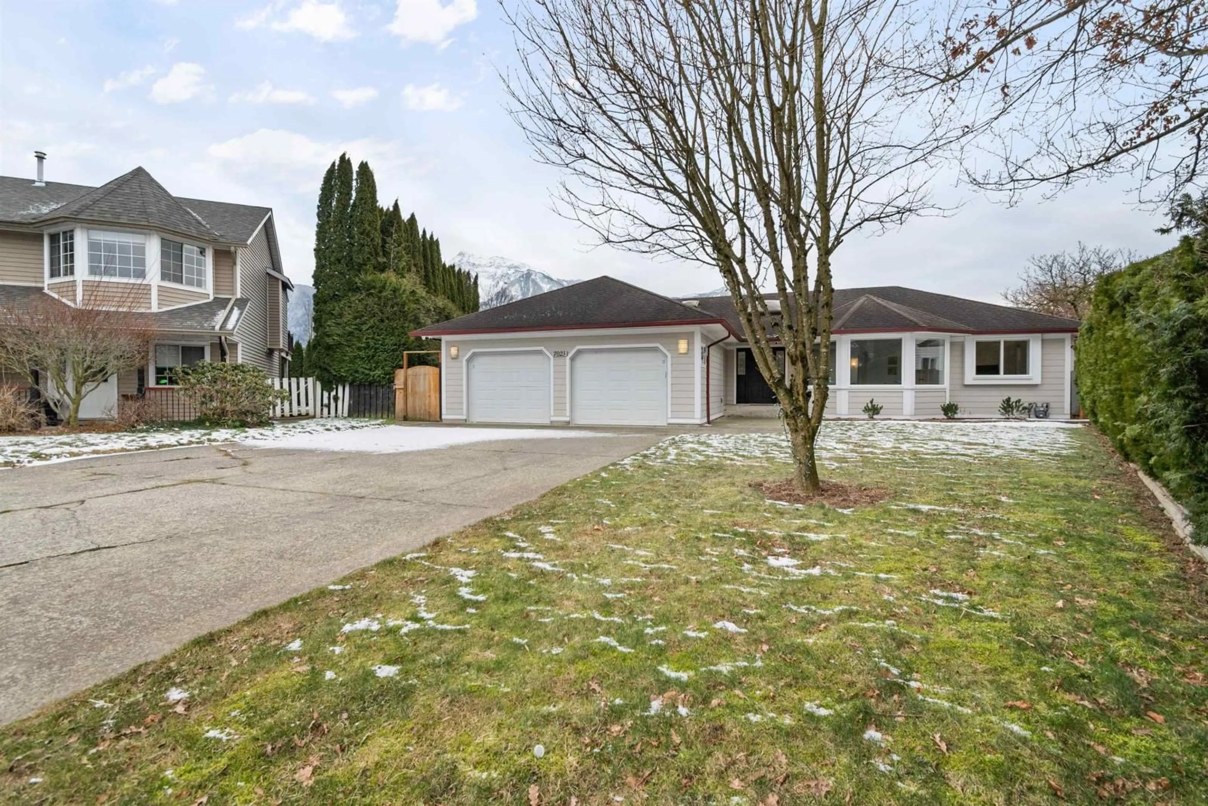 A pic from outside/outdoor area/front of a property/back of a property/a pic from drone, street for 7023 MULBERRY PLACE|Agassiz, Agassiz British Columbia V0M1A3