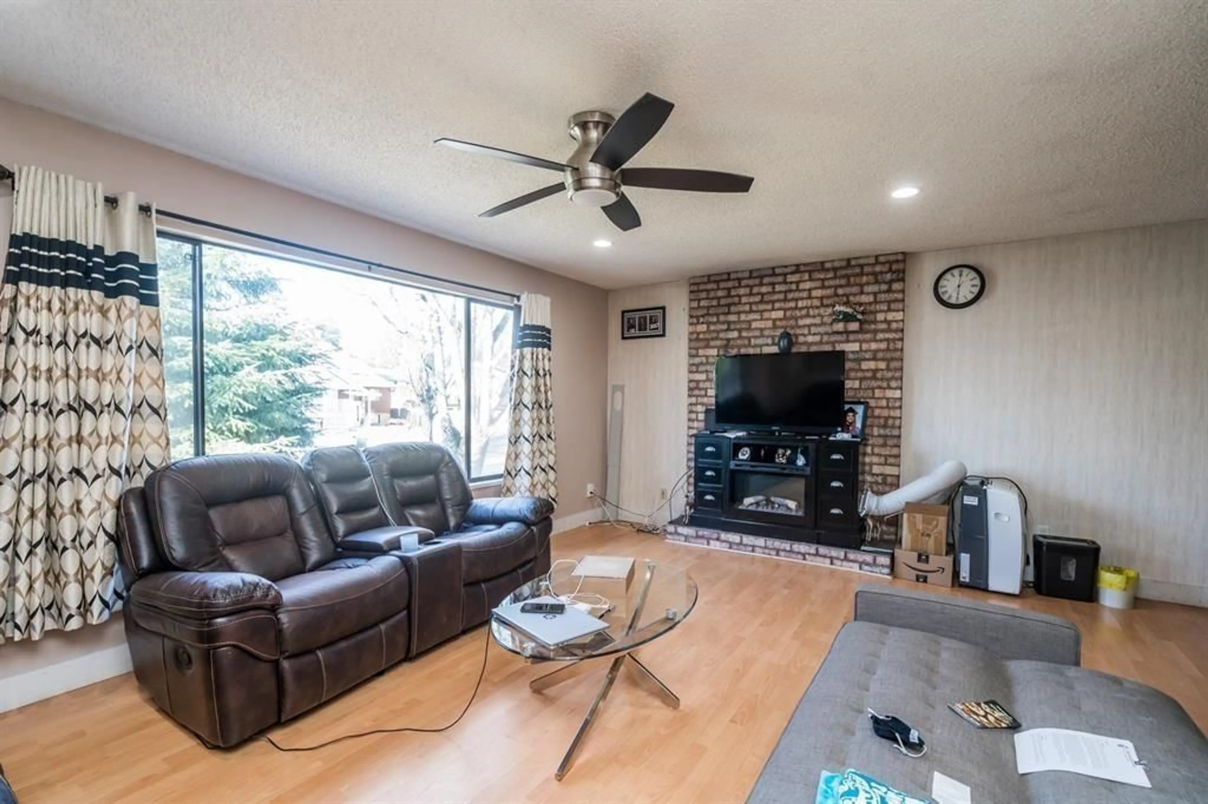 Living room with furniture, unknown for 8980 146A, Surrey British Columbia V3R7C2