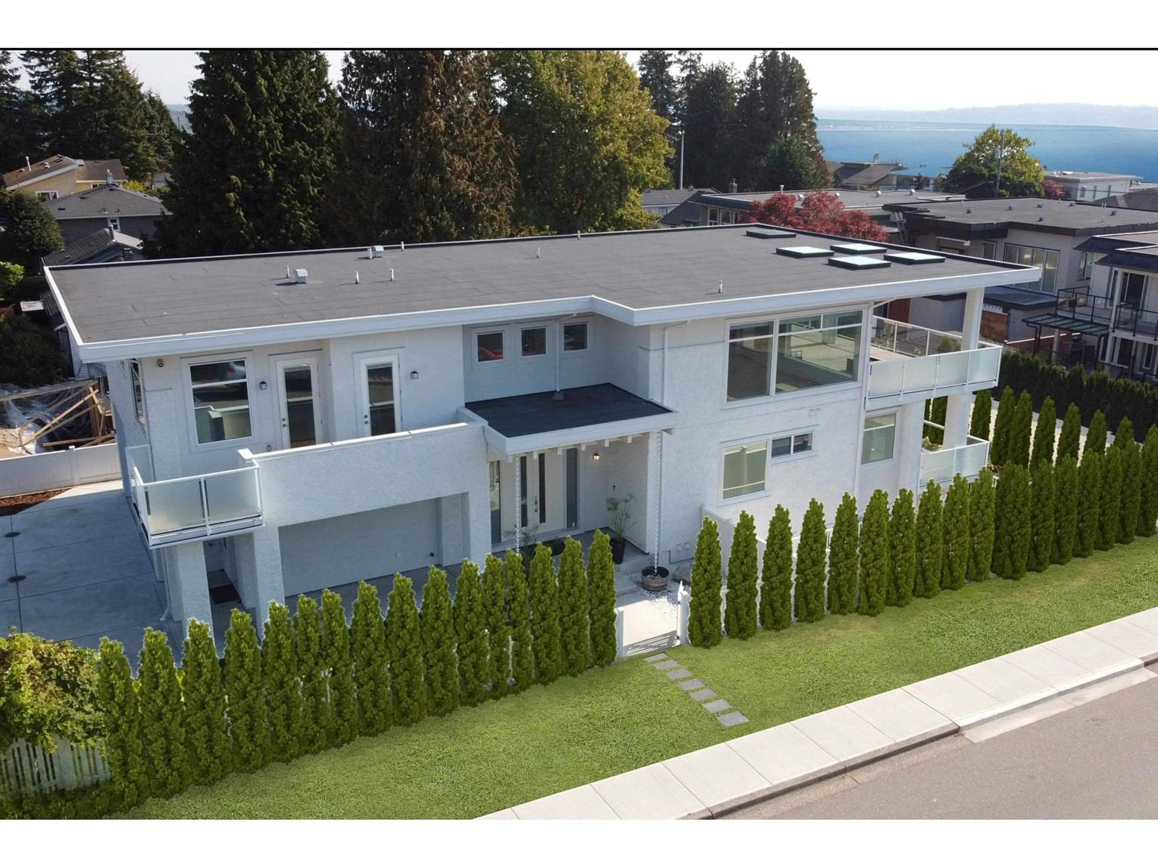 A pic from outside/outdoor area/front of a property/back of a property/a pic from drone, unknown for 15338 PACIFIC AVENUE, White Rock British Columbia V4B1R2