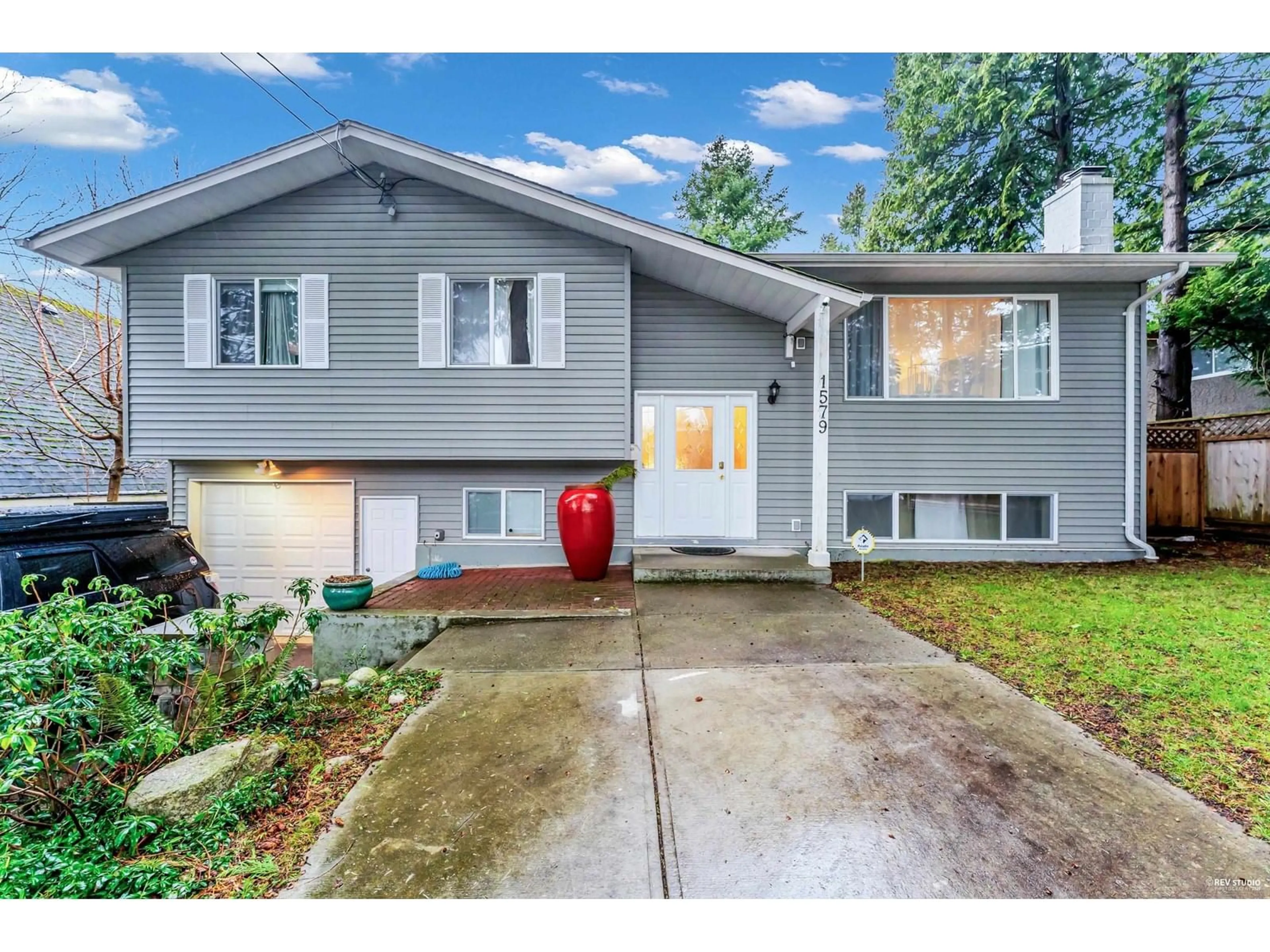 Home with vinyl exterior material, street for 1579 136, Surrey British Columbia V4A5H3