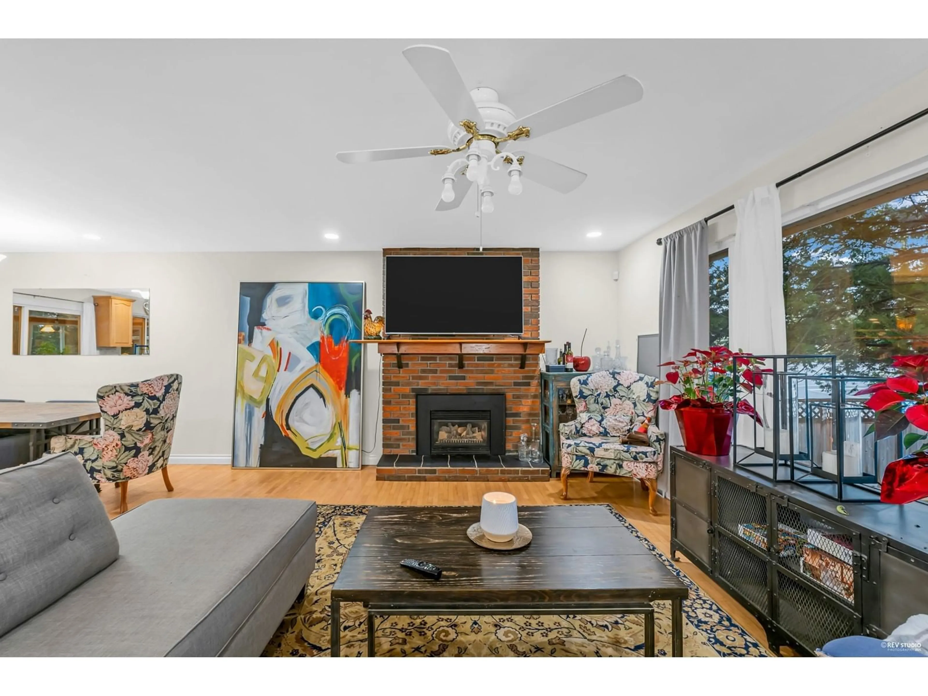 Living room with furniture, unknown for 1579 136, Surrey British Columbia V4A5H3