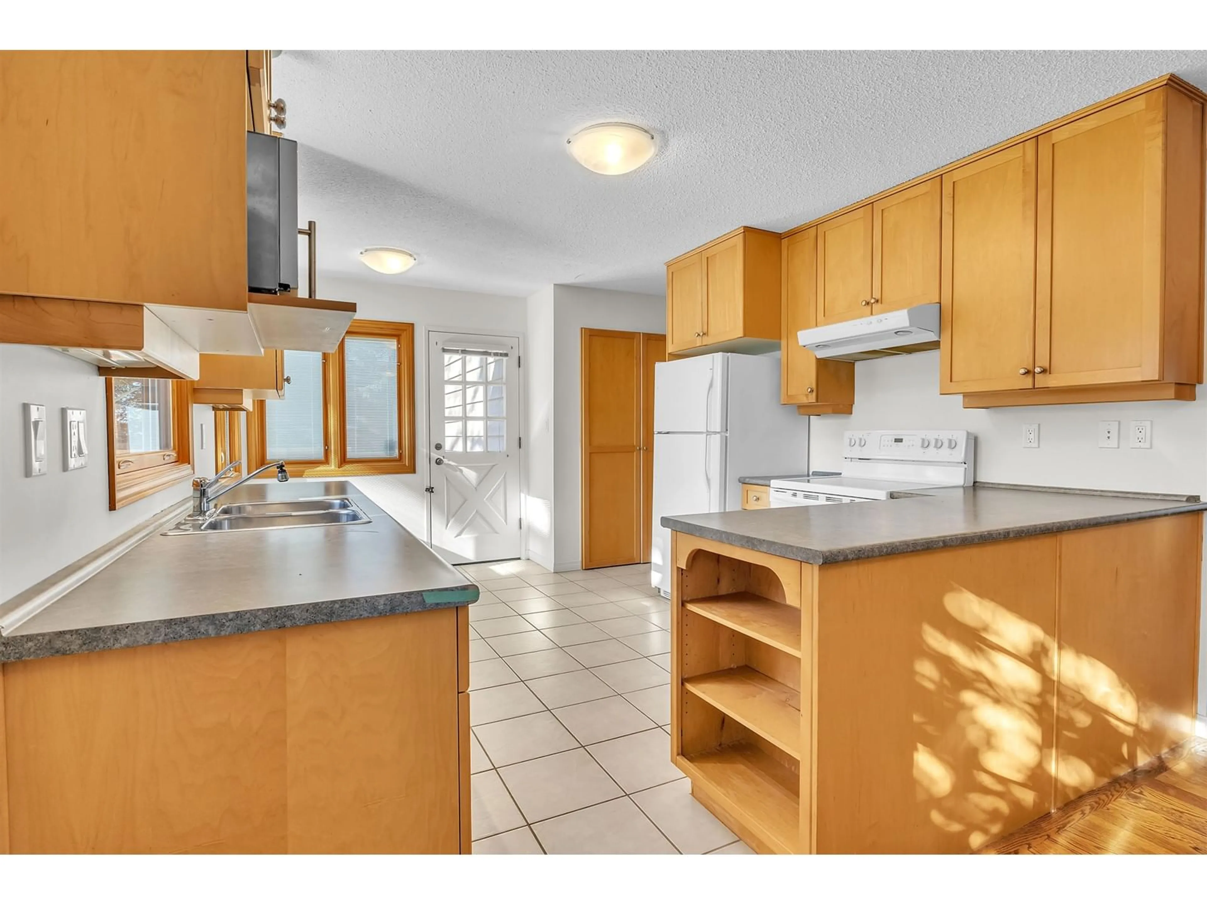 Open concept kitchen, unknown for 2277 OLYMPIA PLACE, Abbotsford British Columbia V2S7R5