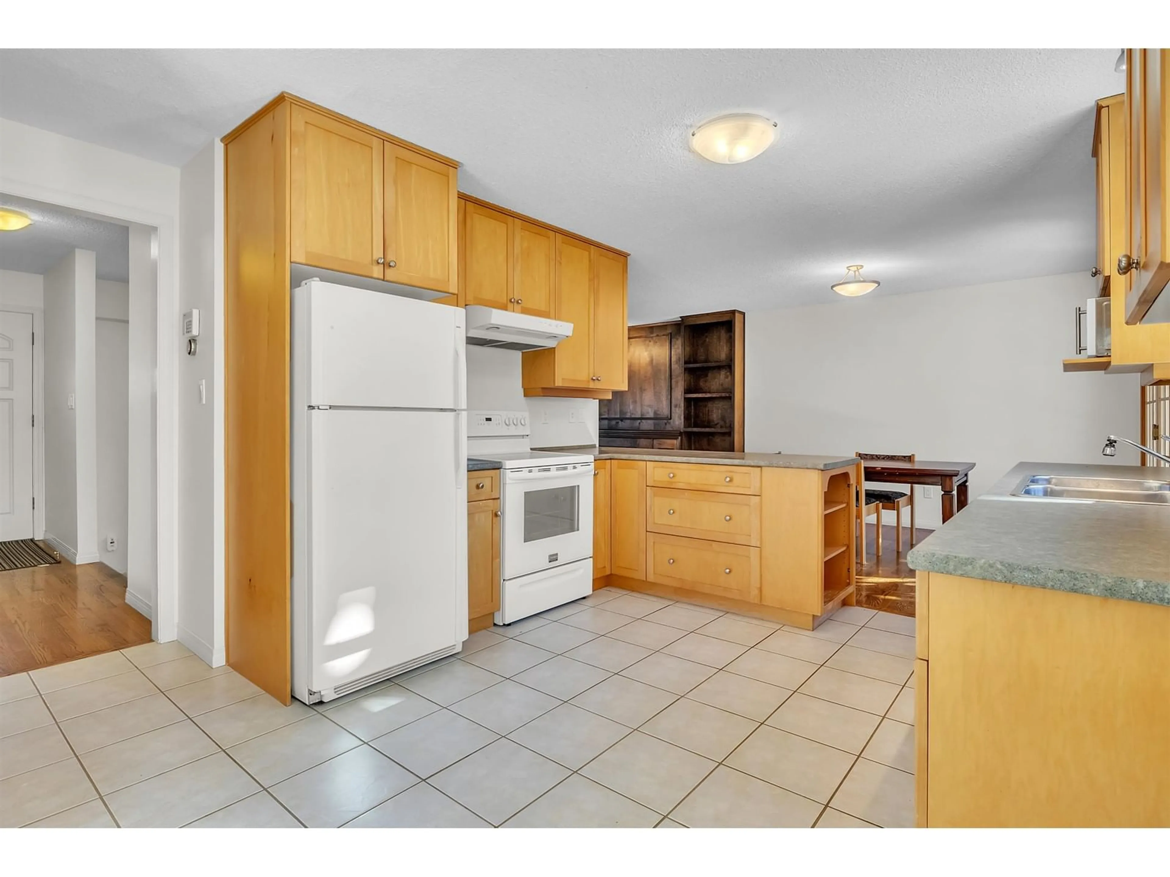 Standard kitchen, unknown for 2277 OLYMPIA PLACE, Abbotsford British Columbia V2S7R5