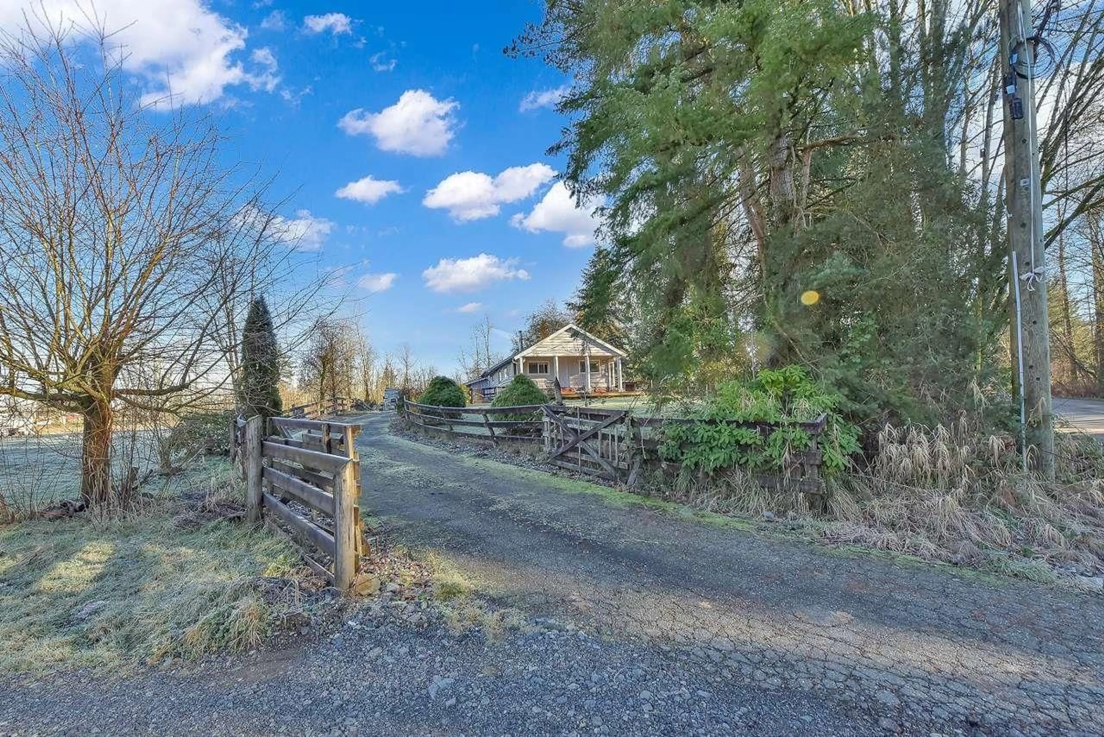 A pic from outside/outdoor area/front of a property/back of a property/a pic from drone, unknown for 25887 60, Langley British Columbia V4W1L3