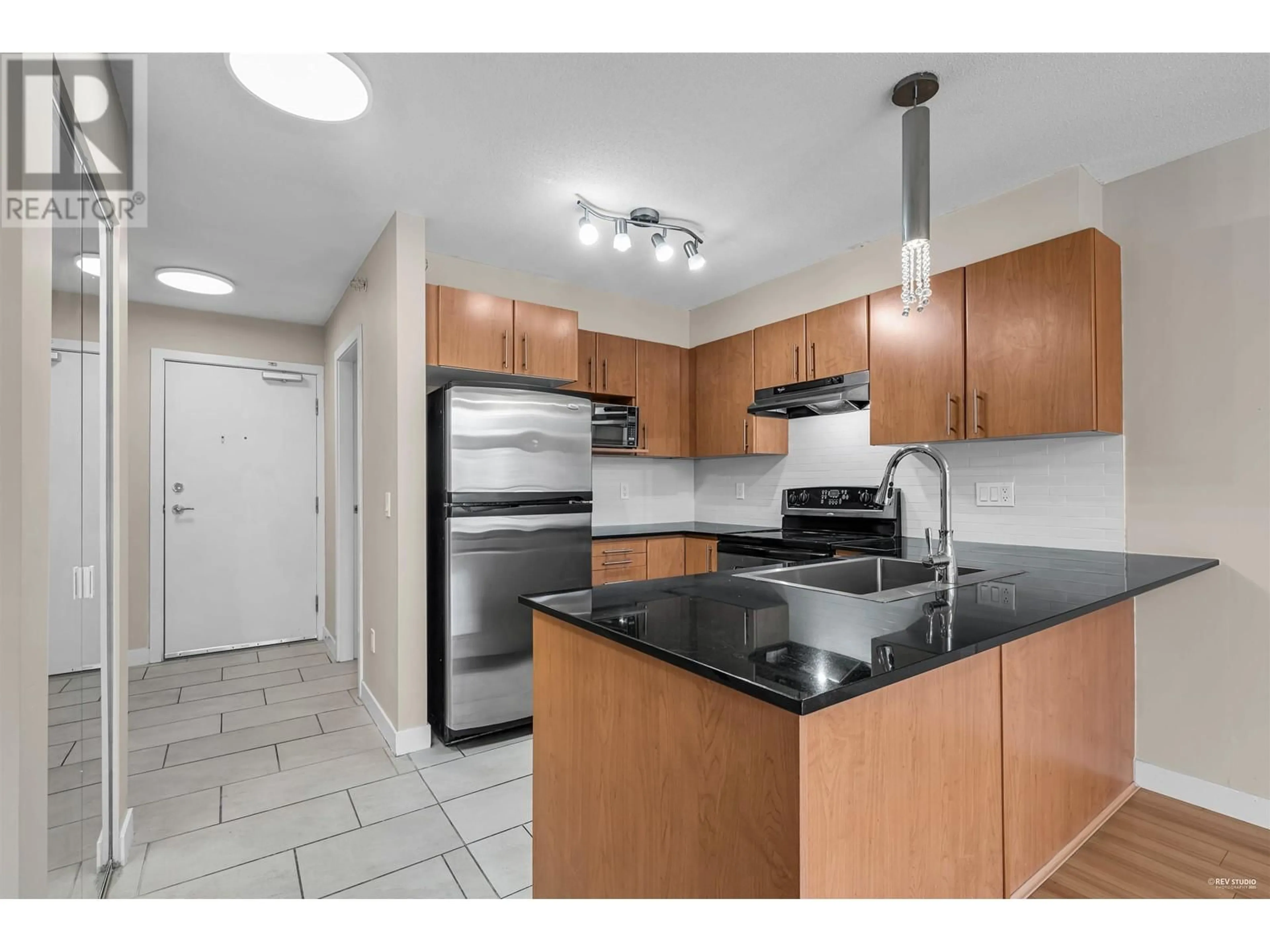 Standard kitchen, unknown for 429 1633 MACKAY AVENUE, North Vancouver British Columbia V7P0A2