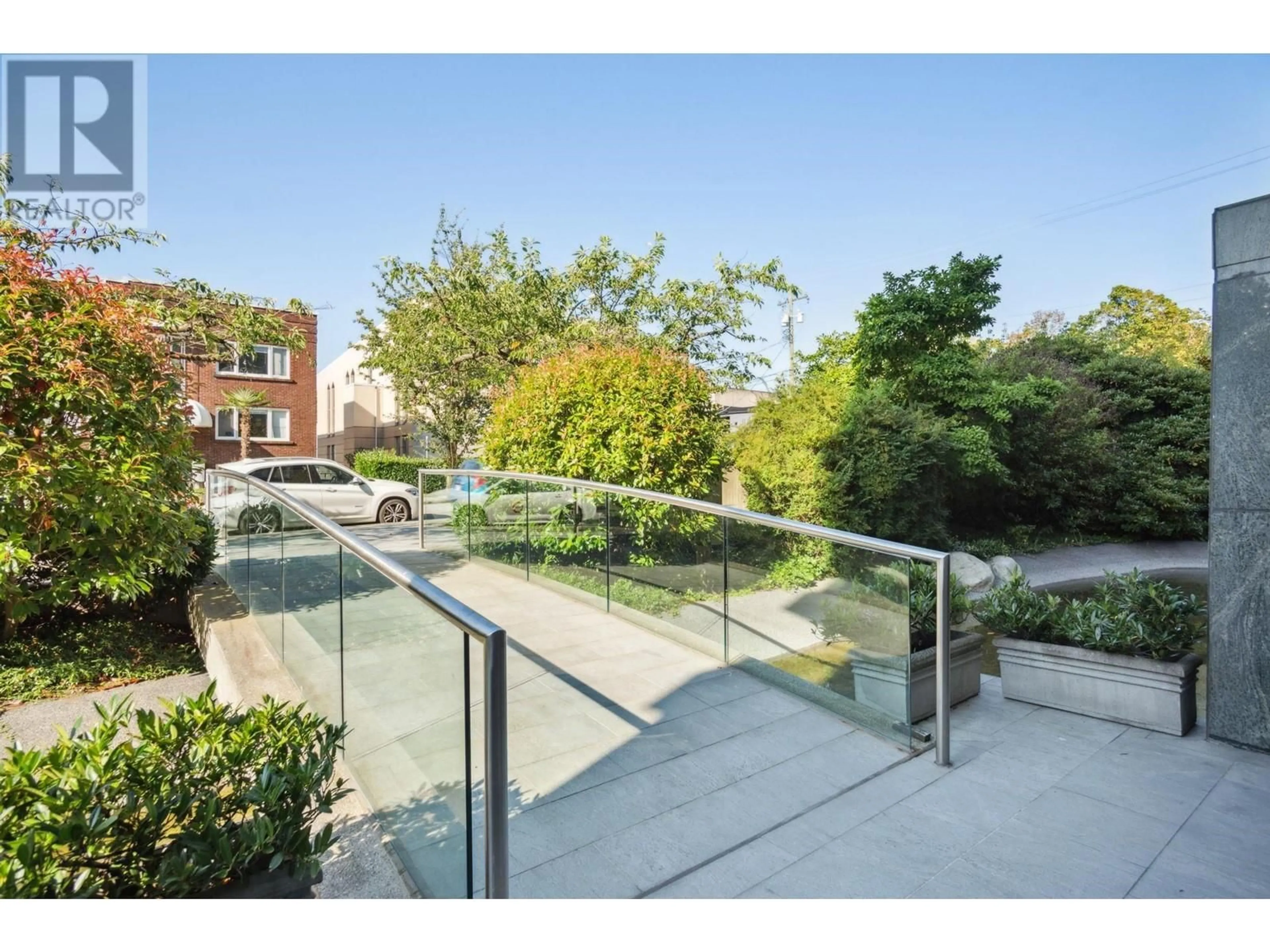 A pic from outside/outdoor area/front of a property/back of a property/a pic from drone, street for 901 - 1550 15TH AVENUE, Vancouver British Columbia V6G5J3