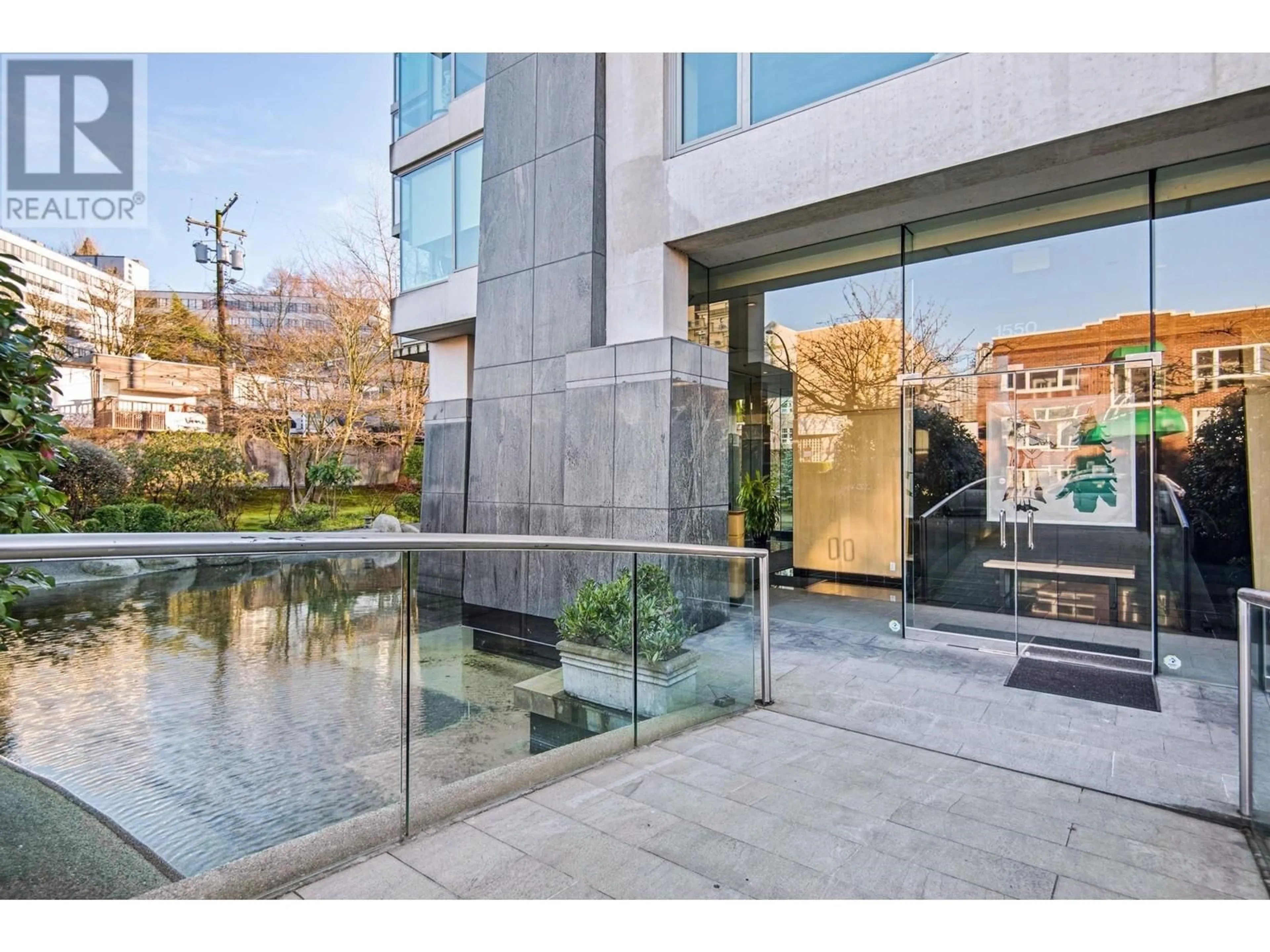 Indoor foyer for 901 - 1550 15TH AVENUE, Vancouver British Columbia V6G5J3