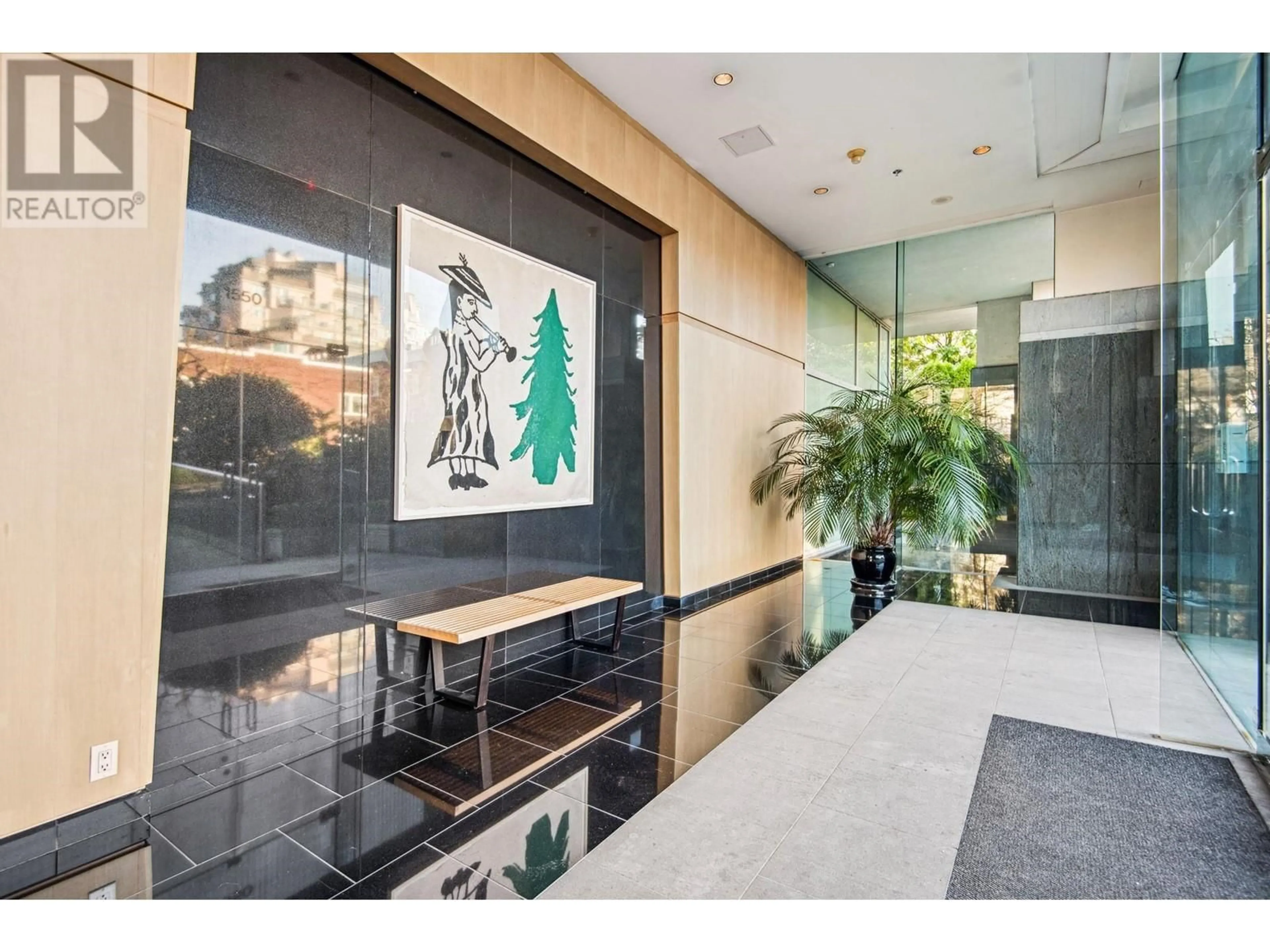 Indoor foyer for 901 1550 W 15TH AVENUE, Vancouver British Columbia V6G5J3