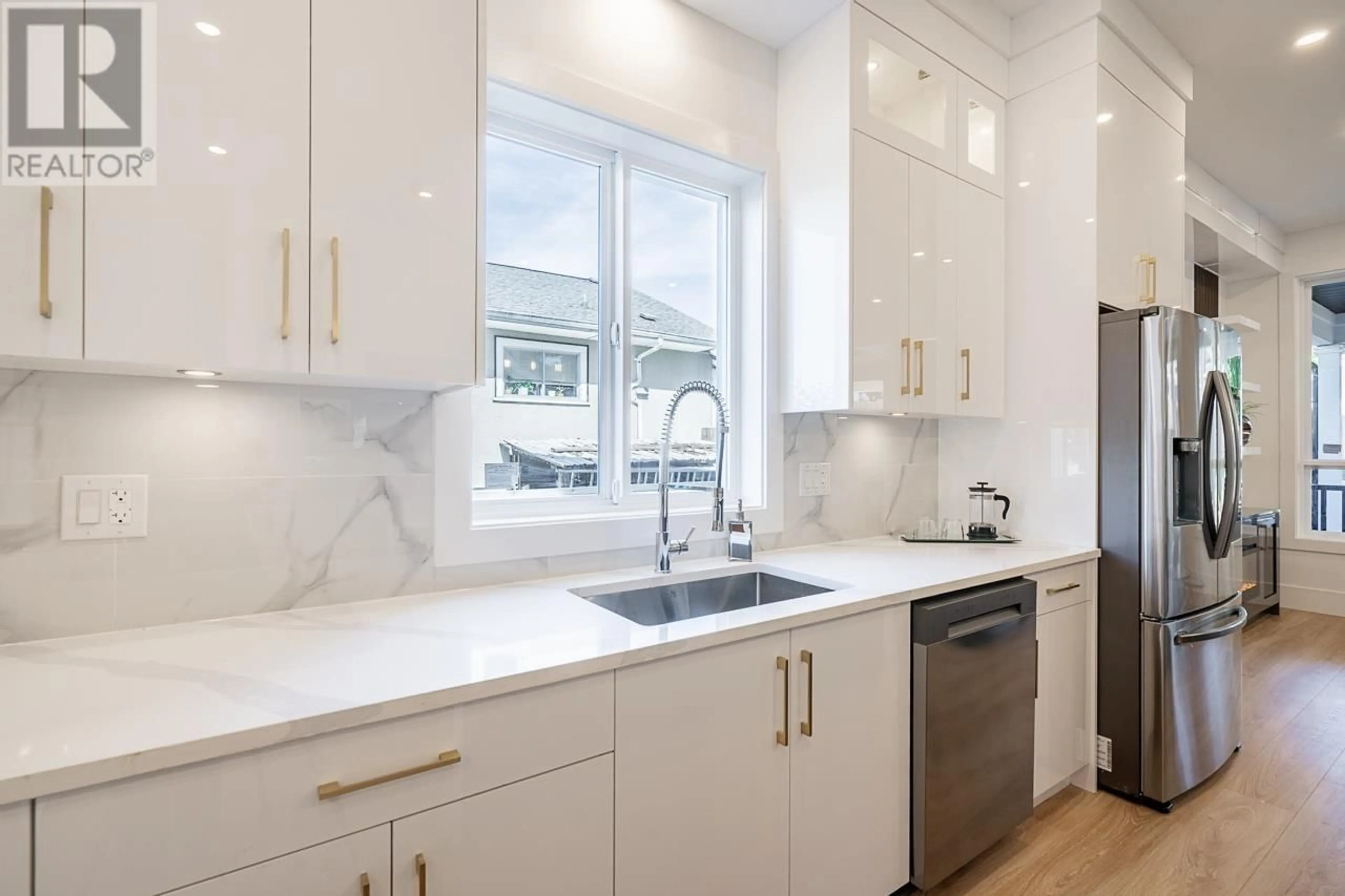 Contemporary kitchen, ceramic/tile floor for 1 122 EIGHTH AVENUE, New Westminster British Columbia V3L1X8