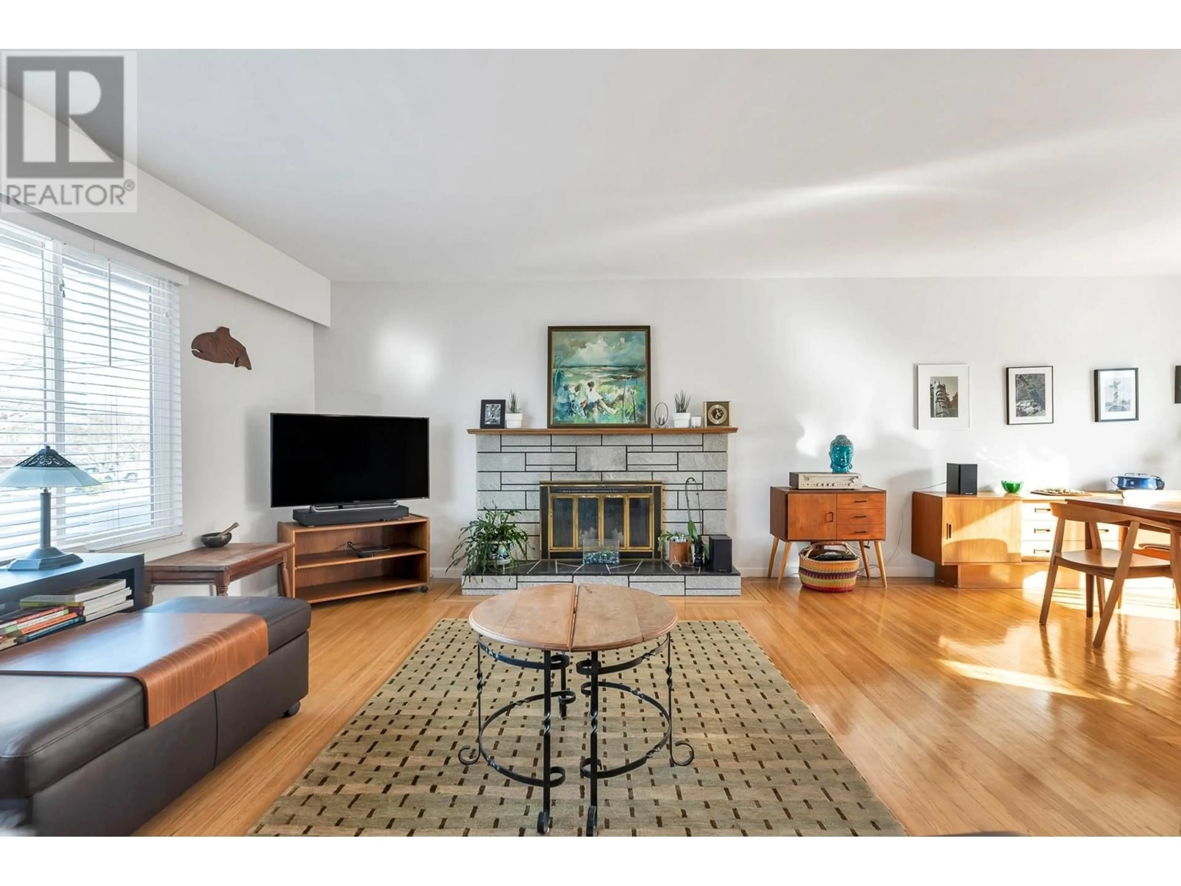 Living room with furniture, wood/laminate floor for 5584 MAPLE CRESCENT, Delta British Columbia V4K1G4